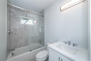 New Rochelle, New York, 10801, United States, 6 Bedrooms Bedrooms, ,5 BathroomsBathrooms,Residential,For Sale,1980613