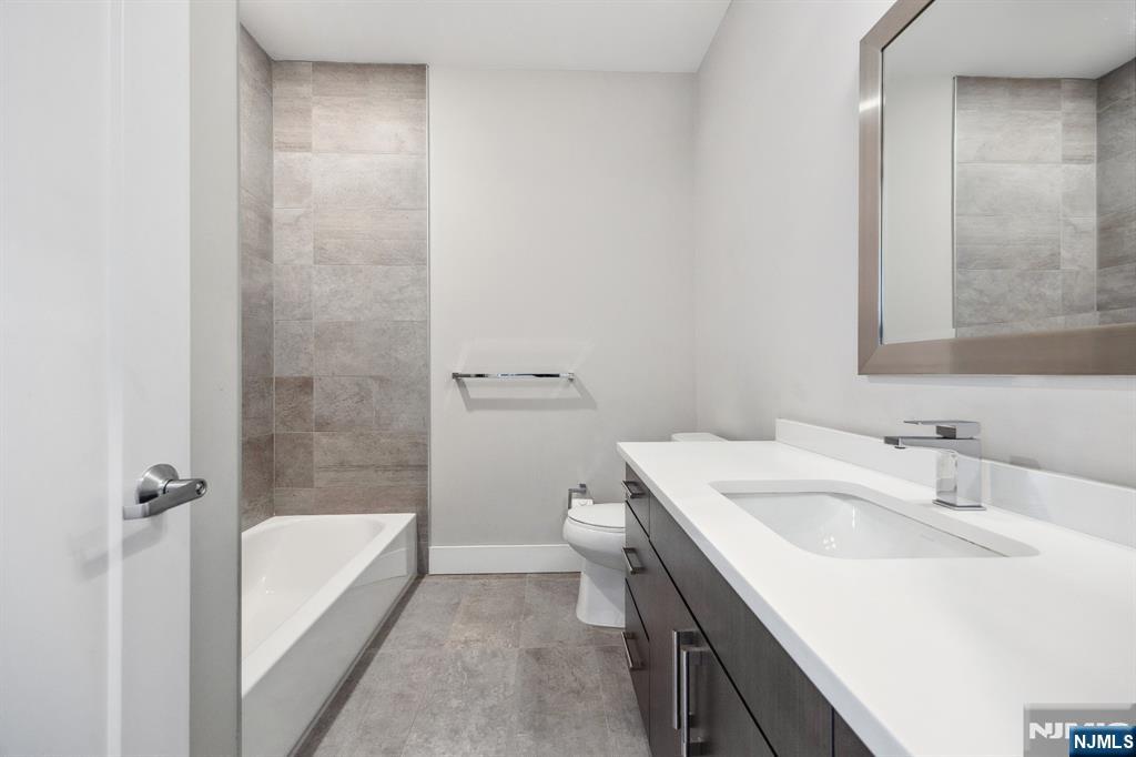 Fort Lee, New Jersey, 07024, United States, 3 Bedrooms Bedrooms, ,3 BathroomsBathrooms,Residential,For Sale,1932356