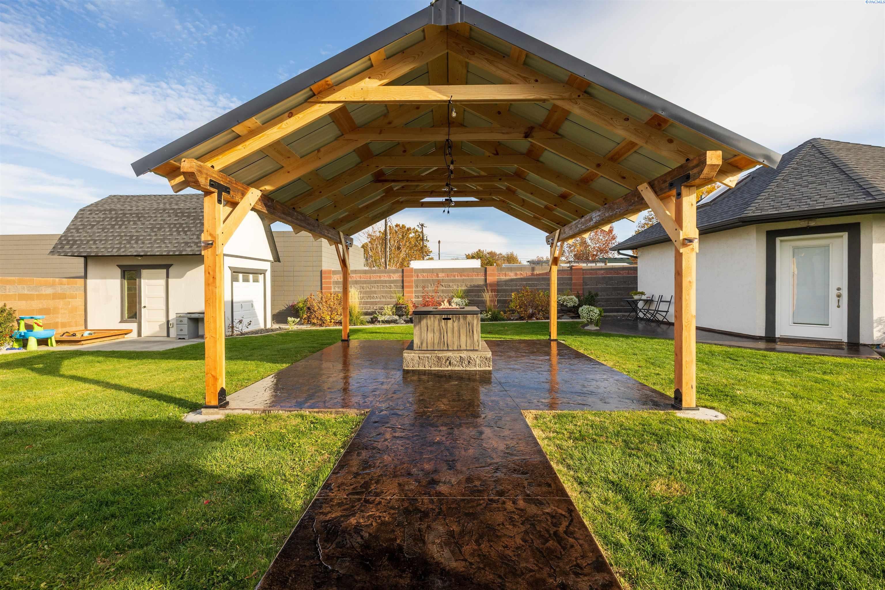 Kennewick, Washington, 99336, United States, 7 Bedrooms Bedrooms, ,7 BathroomsBathrooms,Residential,For Sale,1990805