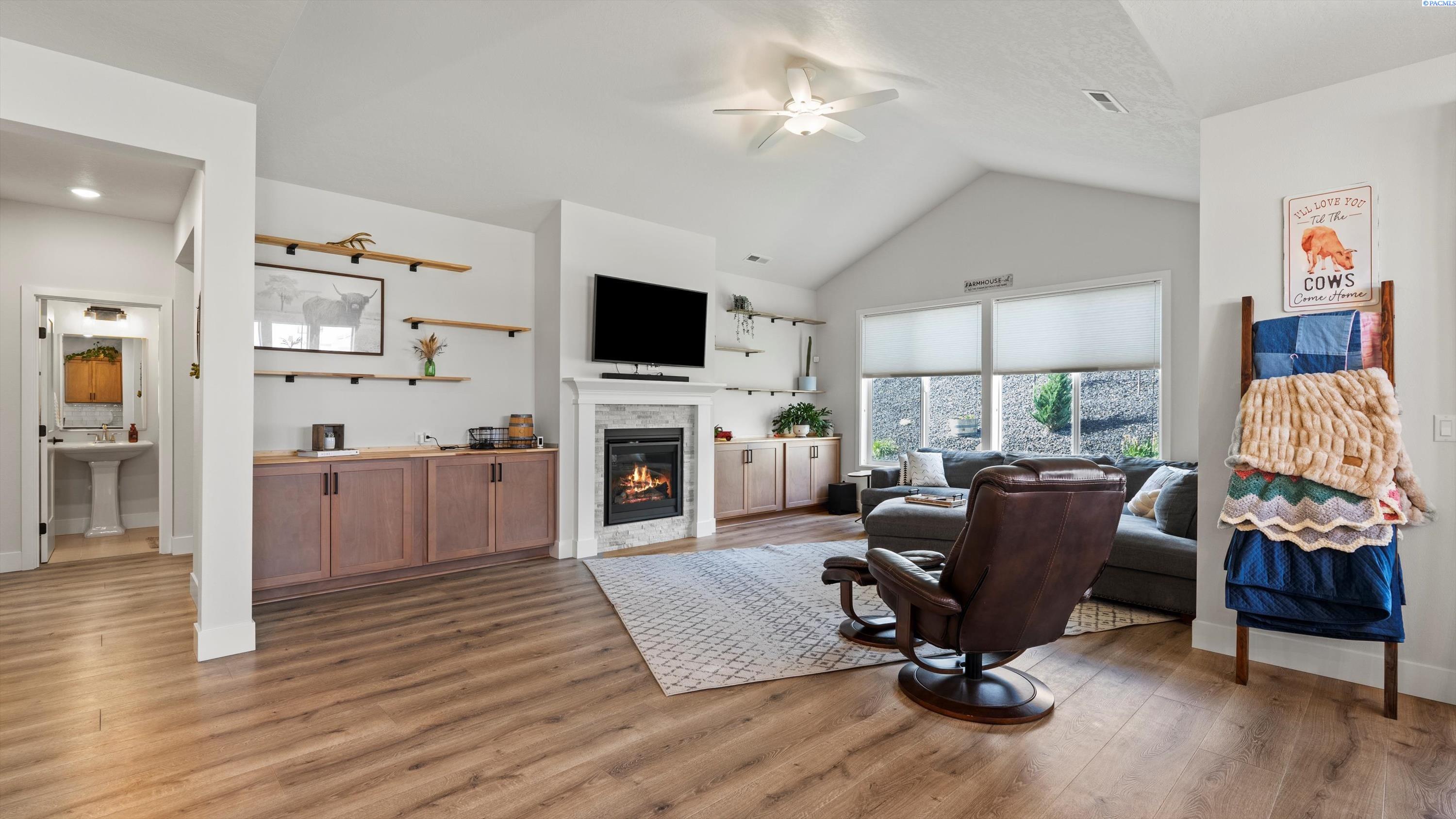 Kennewick, Washington, 99336, United States, 3 Bedrooms Bedrooms, ,3 BathroomsBathrooms,Residential,For Sale,1819962