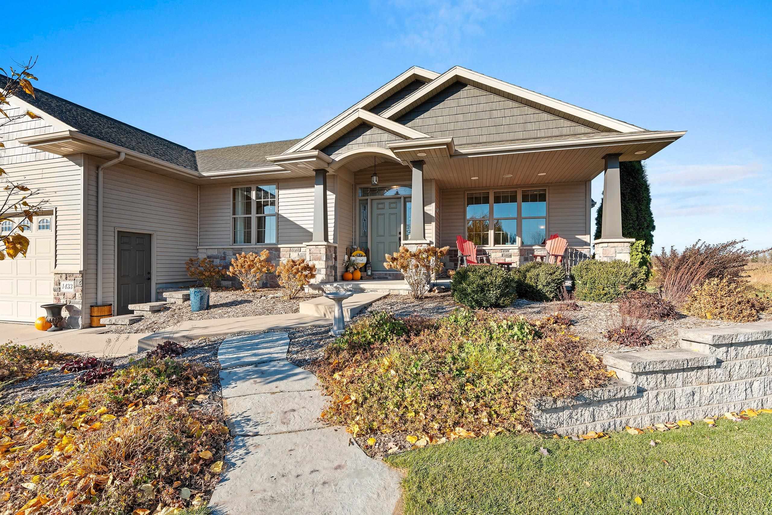 NEENAH, Wisconsin, 54956, United States, 3 Bedrooms Bedrooms, ,3 BathroomsBathrooms,Residential,For Sale,1986561