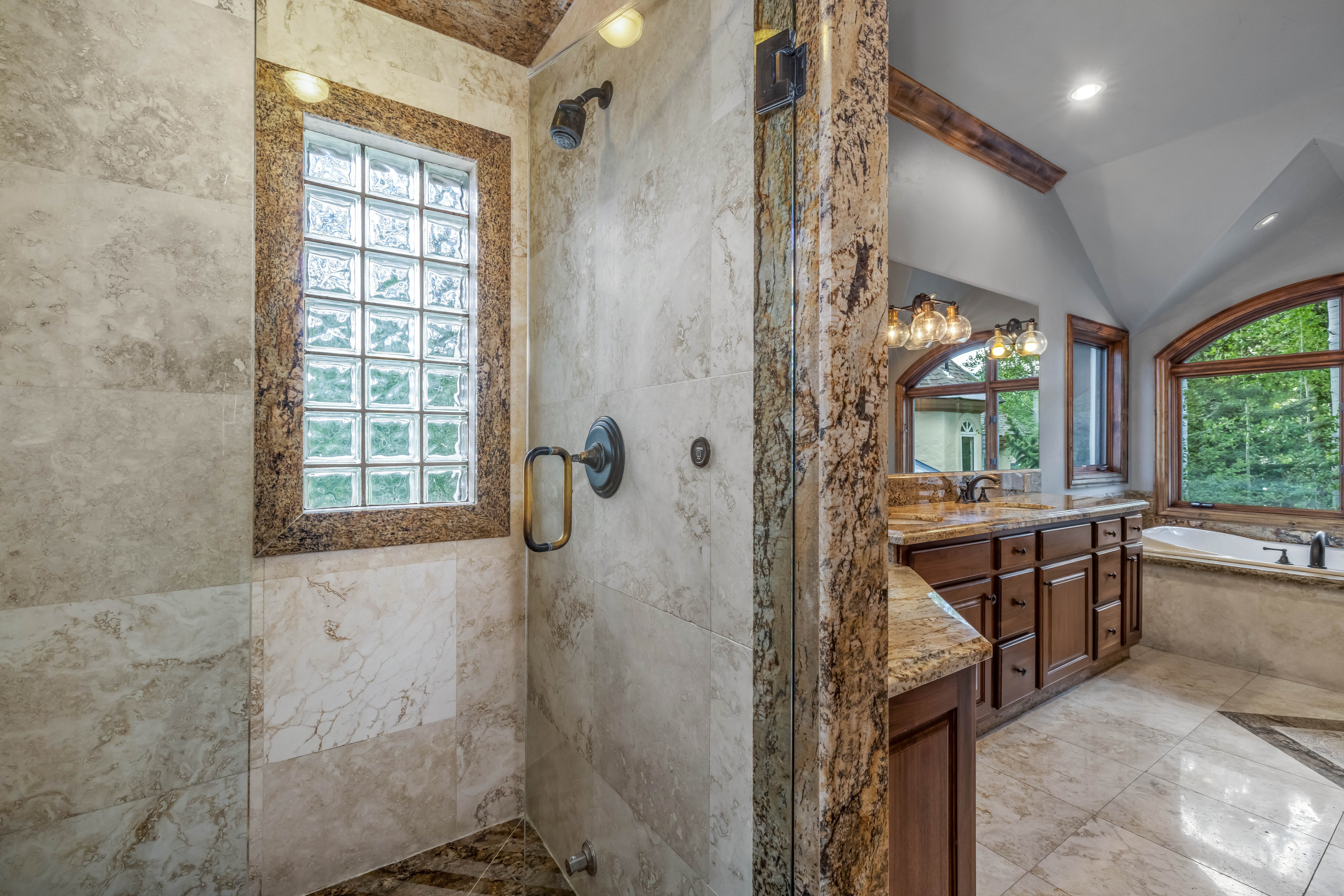  2080 Meadow Brook Drive Offers a Rare Blend of Privacy, and Mountain Living - 物件實景
