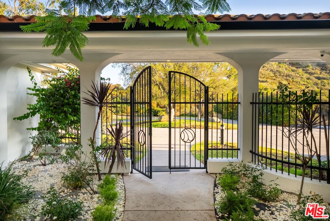 Topanga, California, 90290, United States, 4 Bedrooms Bedrooms, ,4 BathroomsBathrooms,Residential,For Sale,1902057