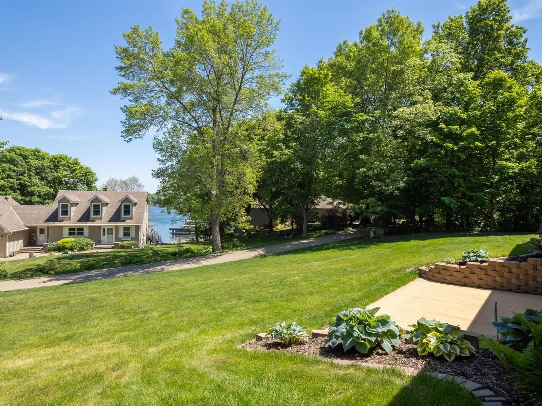  Beautifully Maintained Living with Maple Lake Views - 物件實景