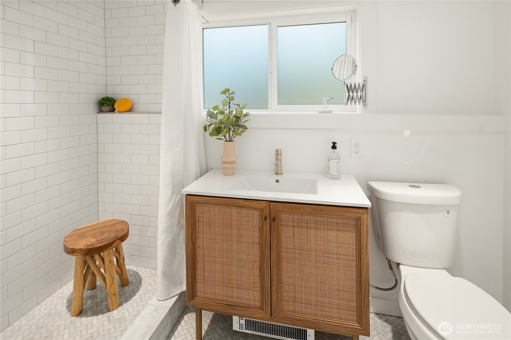 Seattle, Washington, 98177, United States, 4 Bedrooms Bedrooms, ,1 BathroomBathrooms,Residential,For Sale,1988079