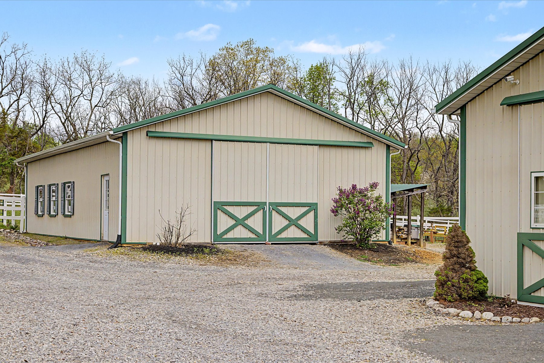  Well Maintained Colonial Home with Exceptional Equestrian Property - 物件實景