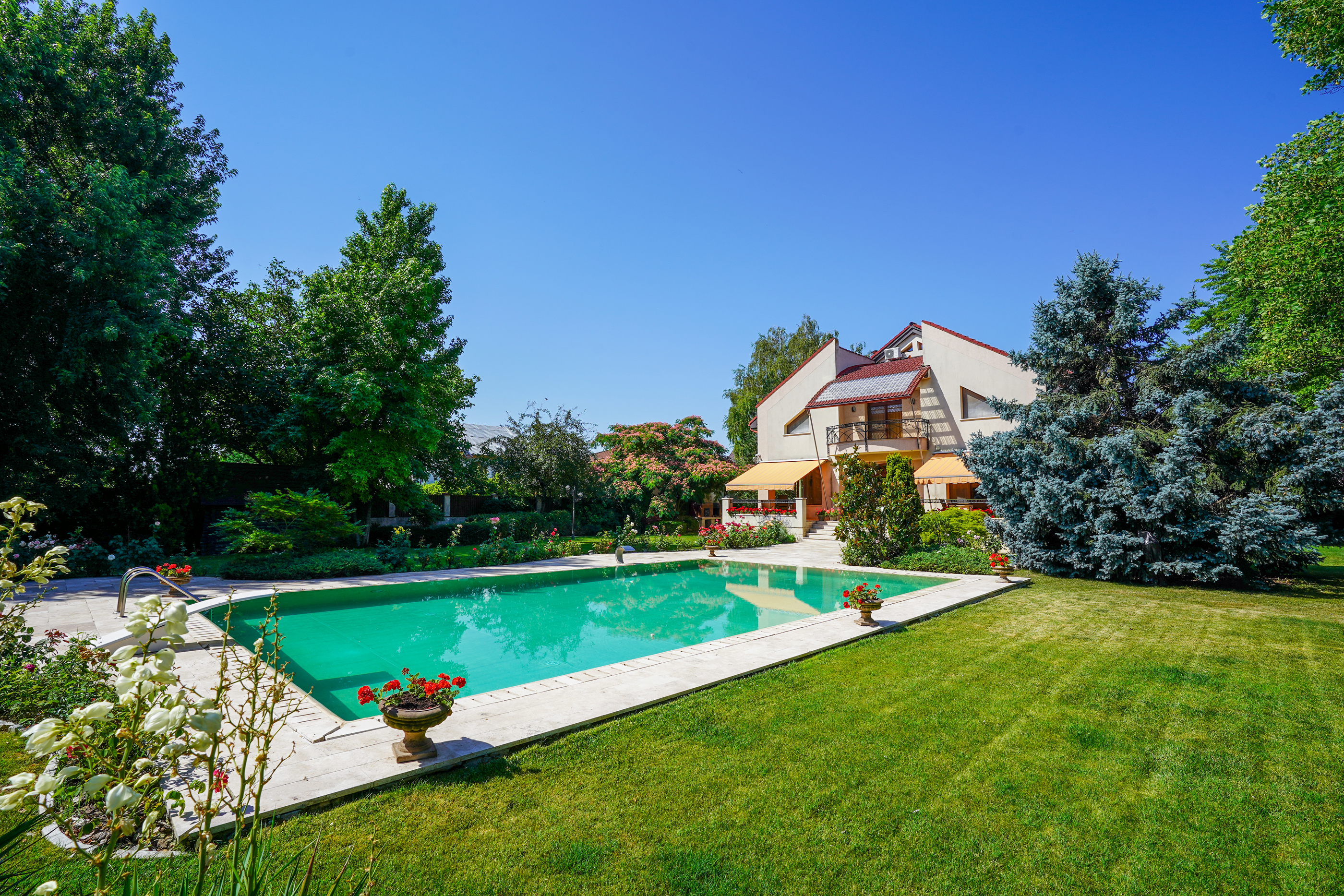  Secluded Villa with Expansive Garden & Pool in Corbeanca - 物件實景
