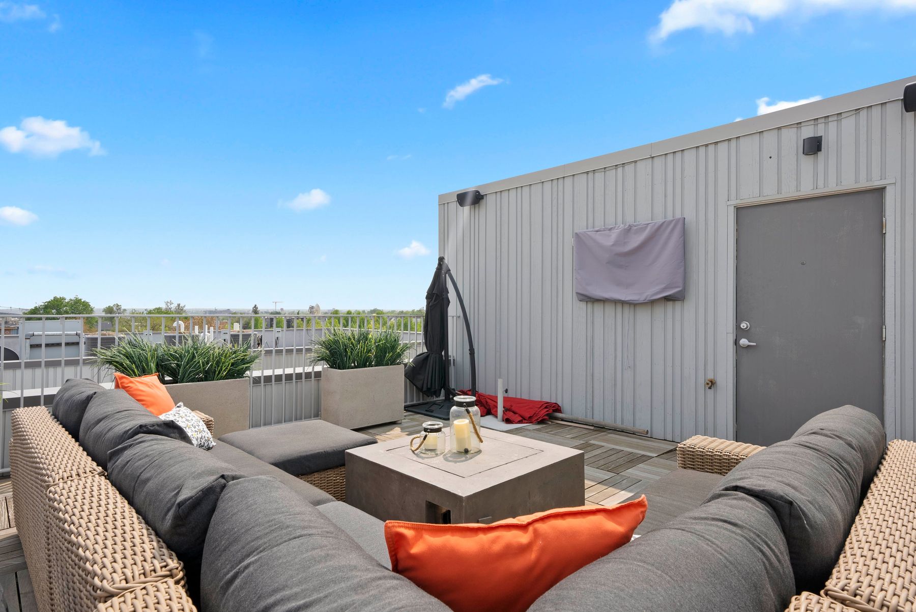  Welcome to this Rare and Stunning Three-Bedroom Penthouse - 物件實景