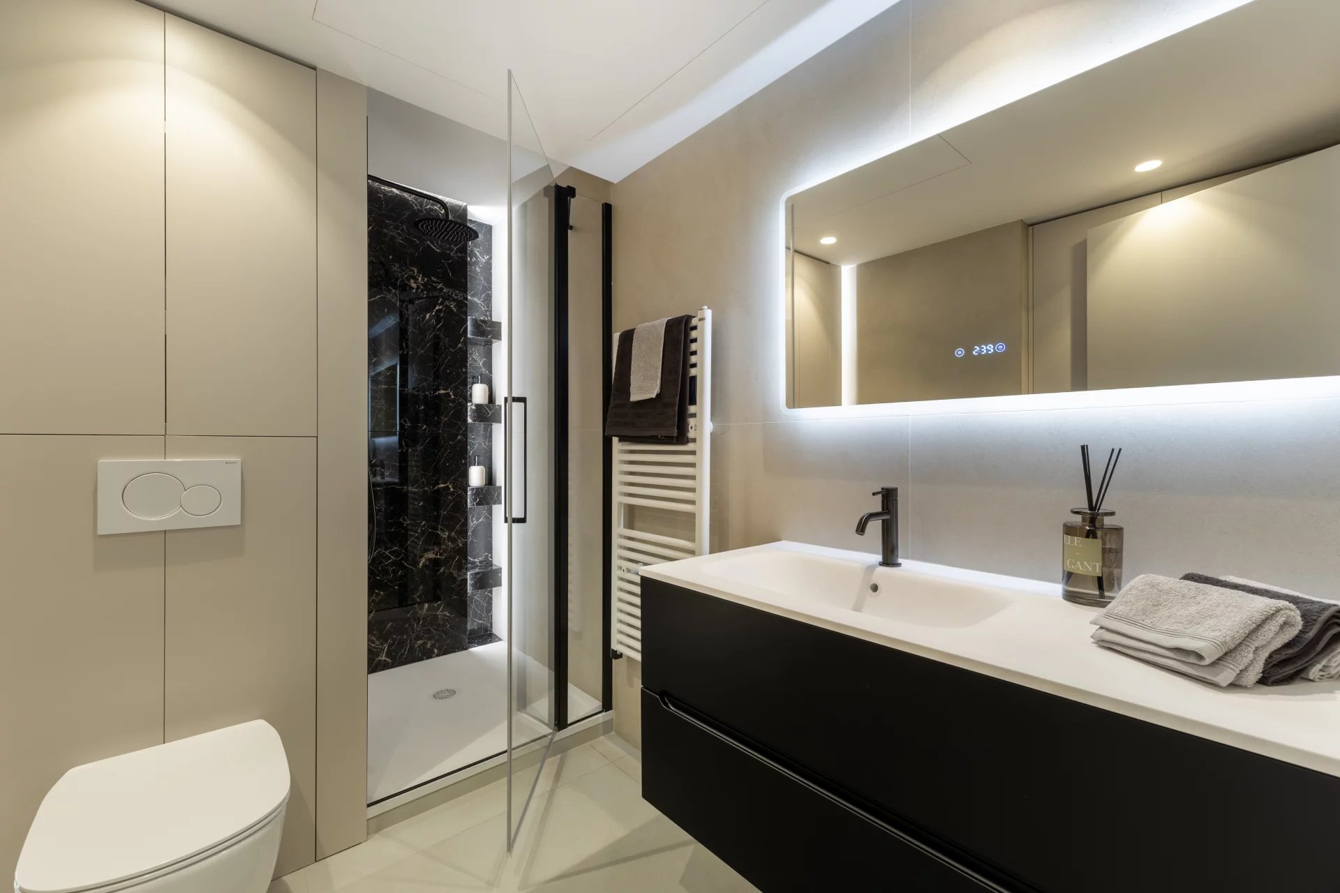 Nice, Provence-Alpes-Côte d’Azur, 06000, FR, 2 Bedrooms Bedrooms, ,Residential,For Sale,1998123