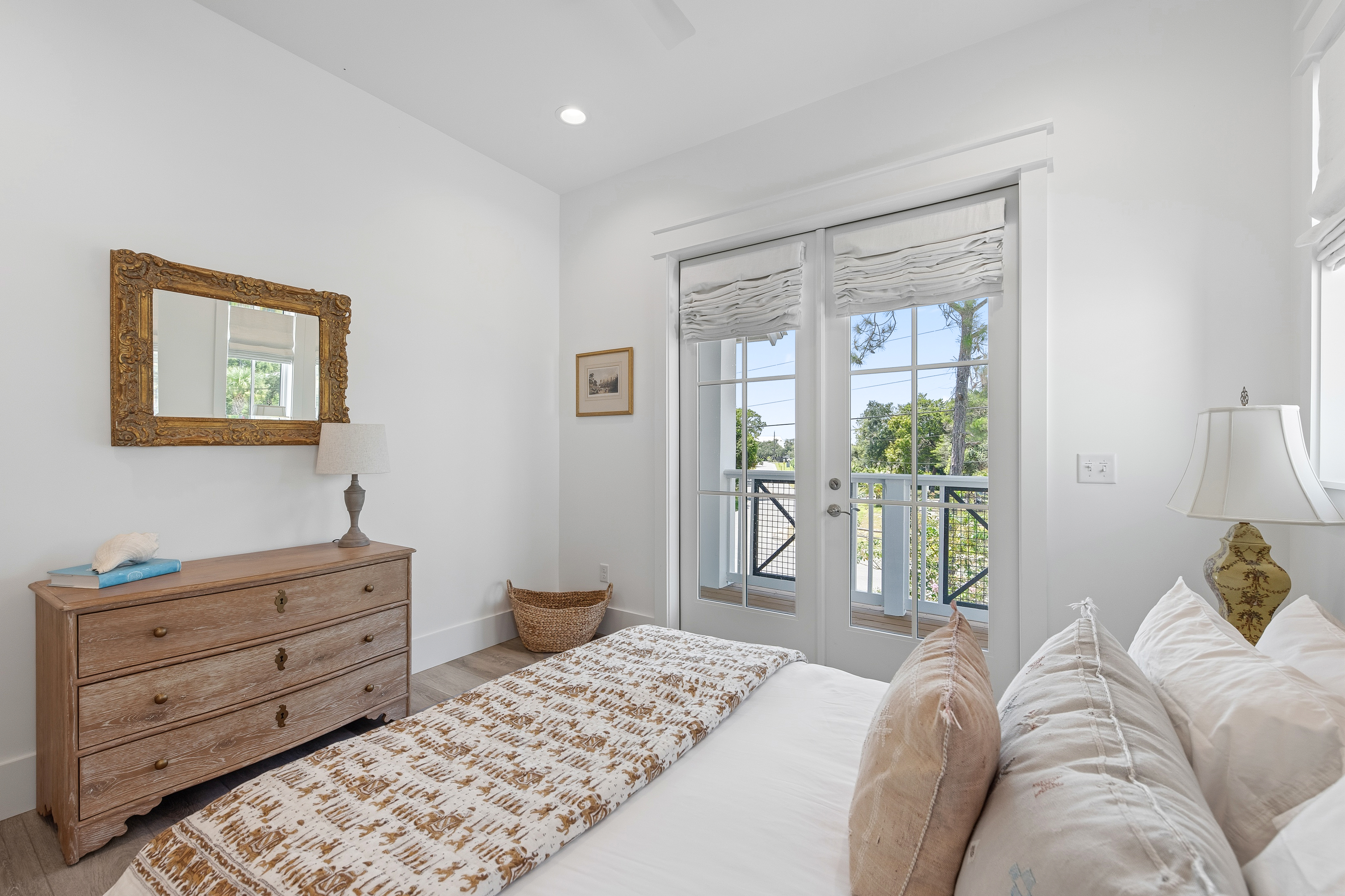  Turnkey Coastal Luxury Across From Eastern Lake And Steps To The Gulf - 物件實景
