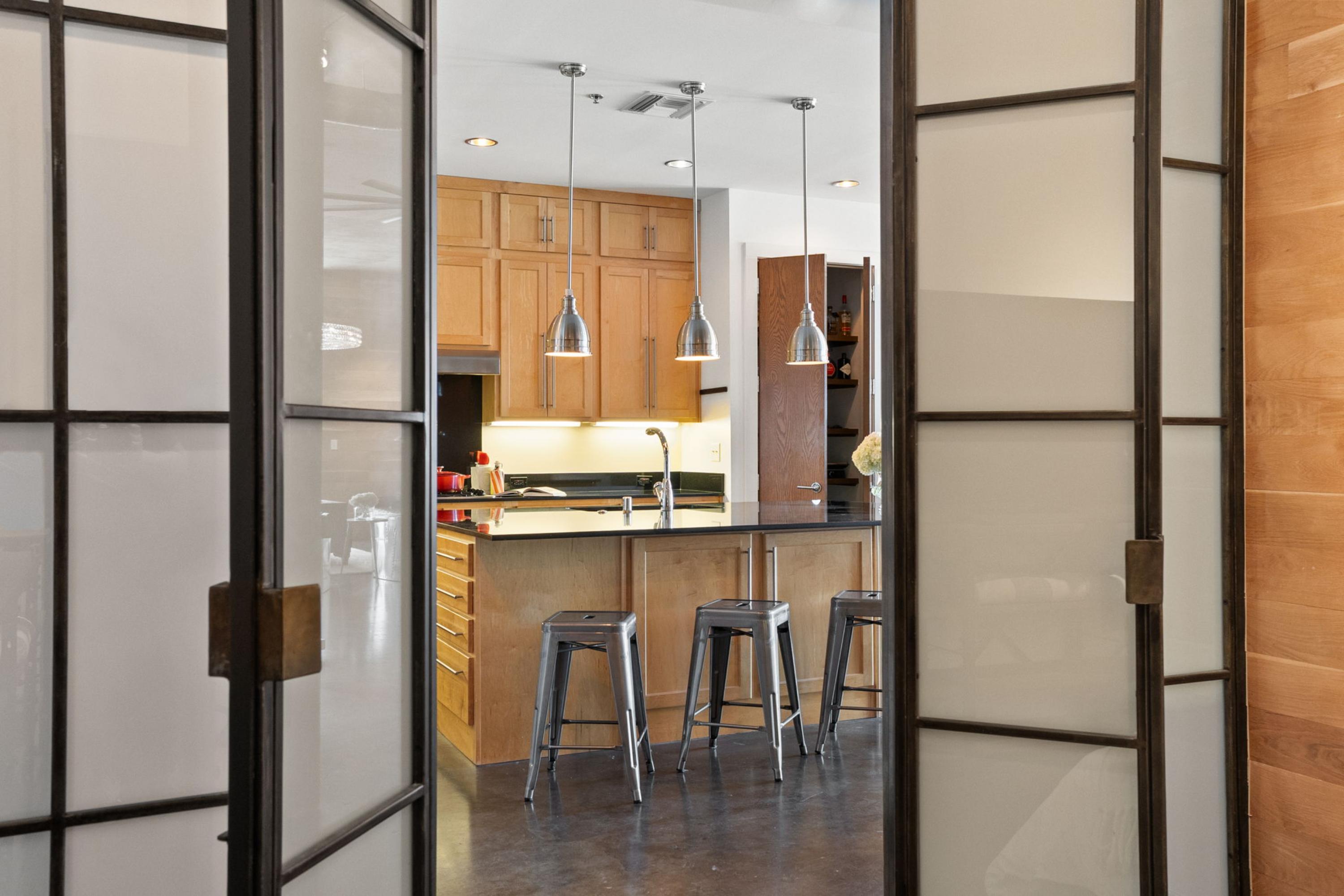  Industrial Sophistication Meets Boutique Loft Living in Downtown Dallas - 物件實景