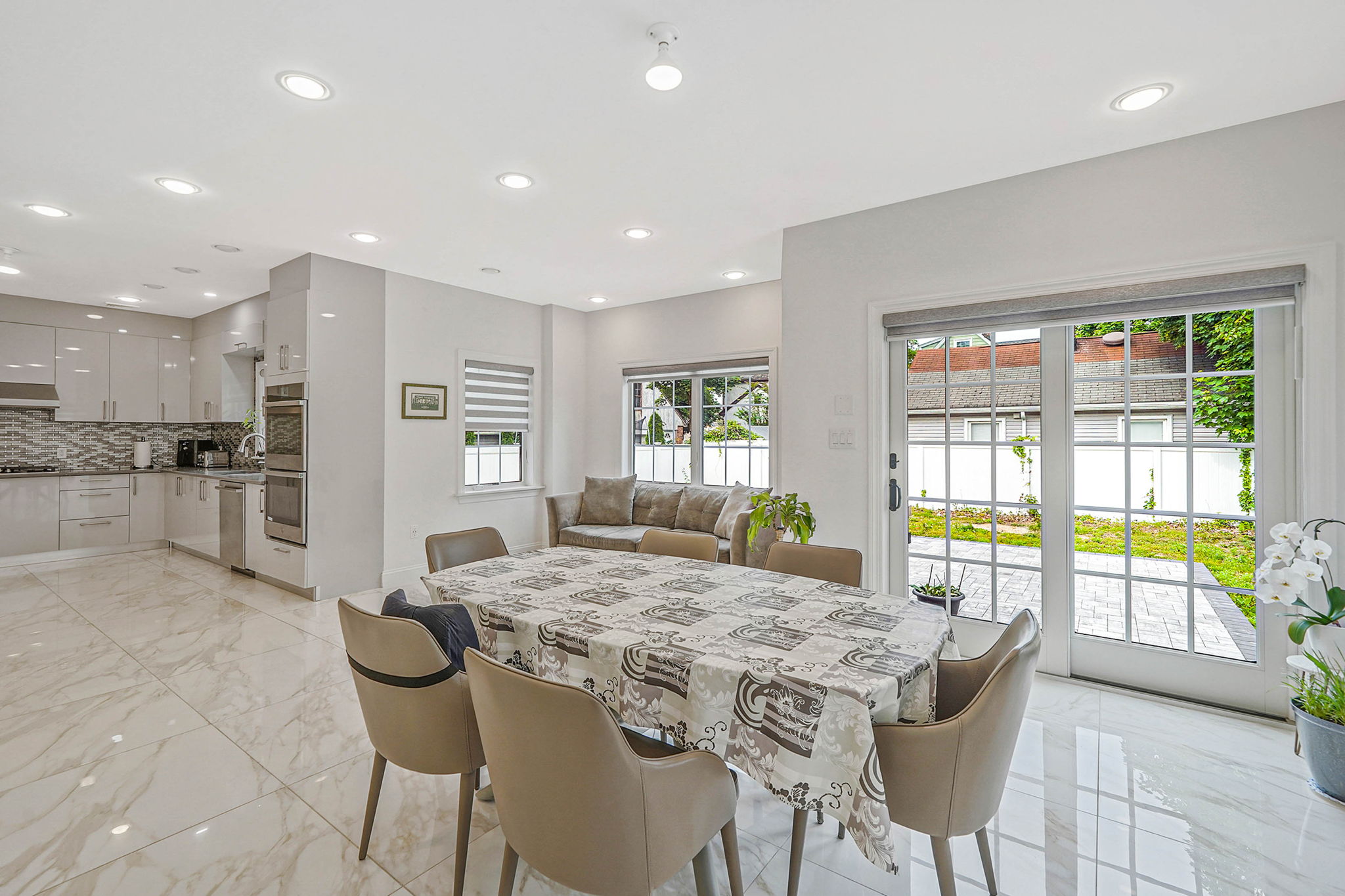 Cedarhurst, New York, 11516, United States, 5 Bedrooms Bedrooms, ,5 BathroomsBathrooms,Residential,For Sale,1851144