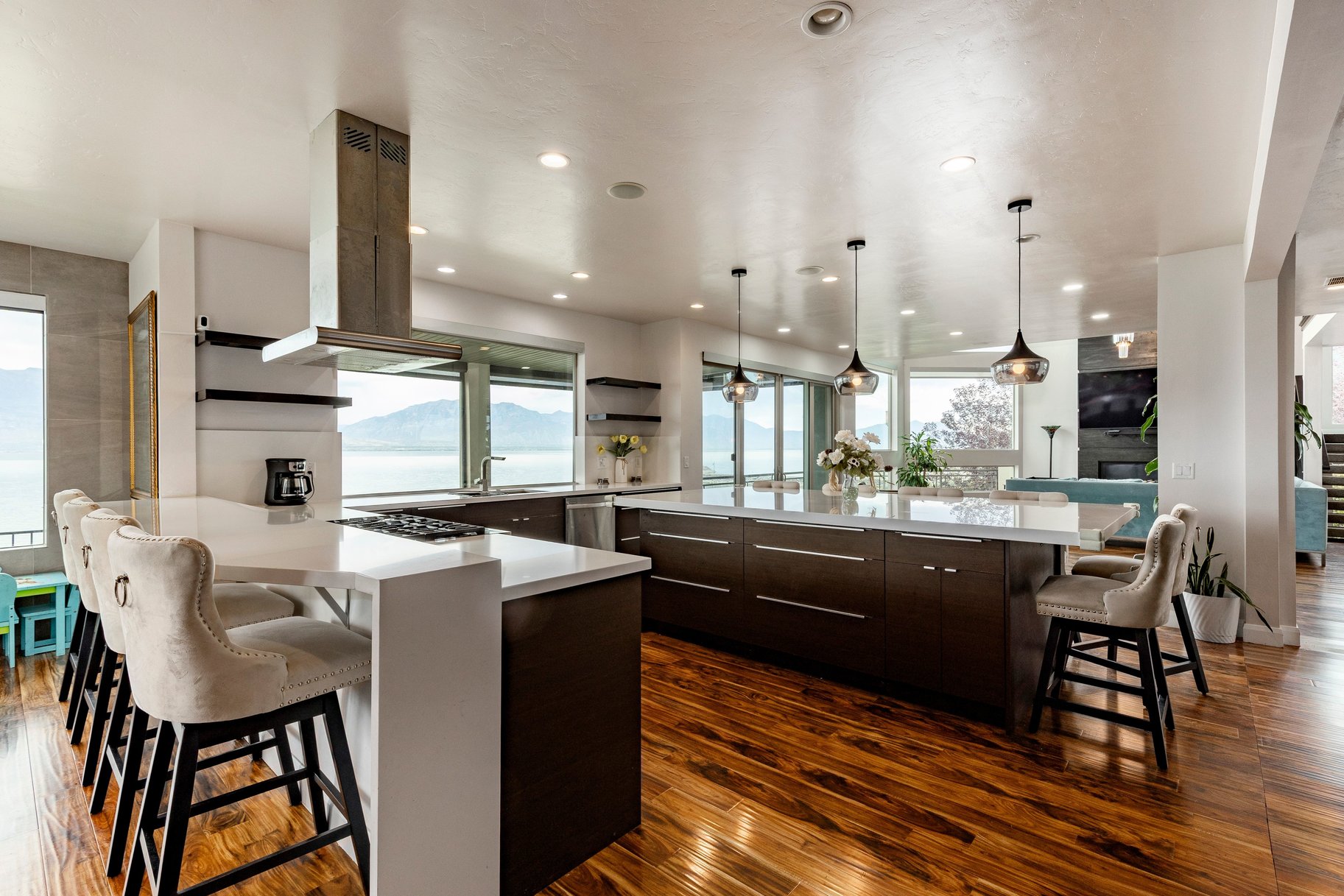  Modern Lakefront Retreat with Breathtaking Lake and Mountain Views - 物件實景