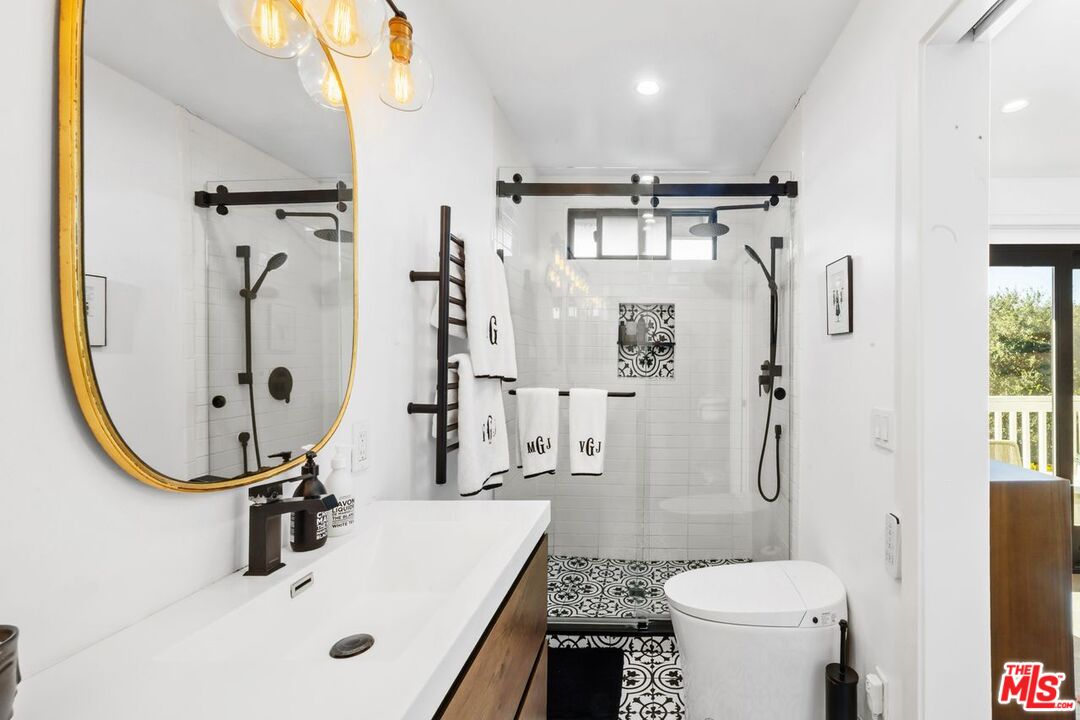 Los Angeles, California, 90077, United States, 5 Bedrooms Bedrooms, ,1 BathroomBathrooms,Residential,For Sale,1987970