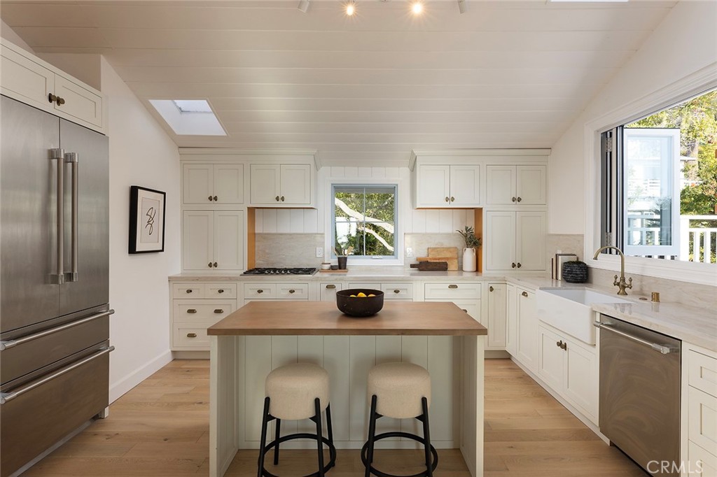 Laguna Beach, California, 92651, United States, 3 Bedrooms Bedrooms, ,2 BathroomsBathrooms,Residential,For Sale,1985330