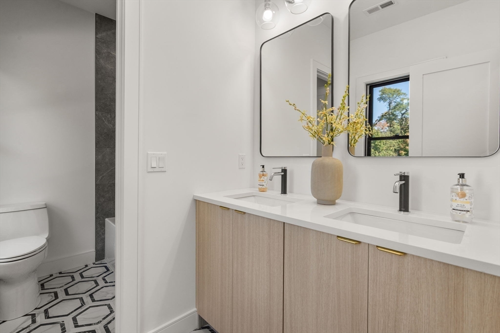 Newton, Massachusetts, 02458, United States, 4 Bedrooms Bedrooms, ,4 BathroomsBathrooms,Residential,For Sale,1991702