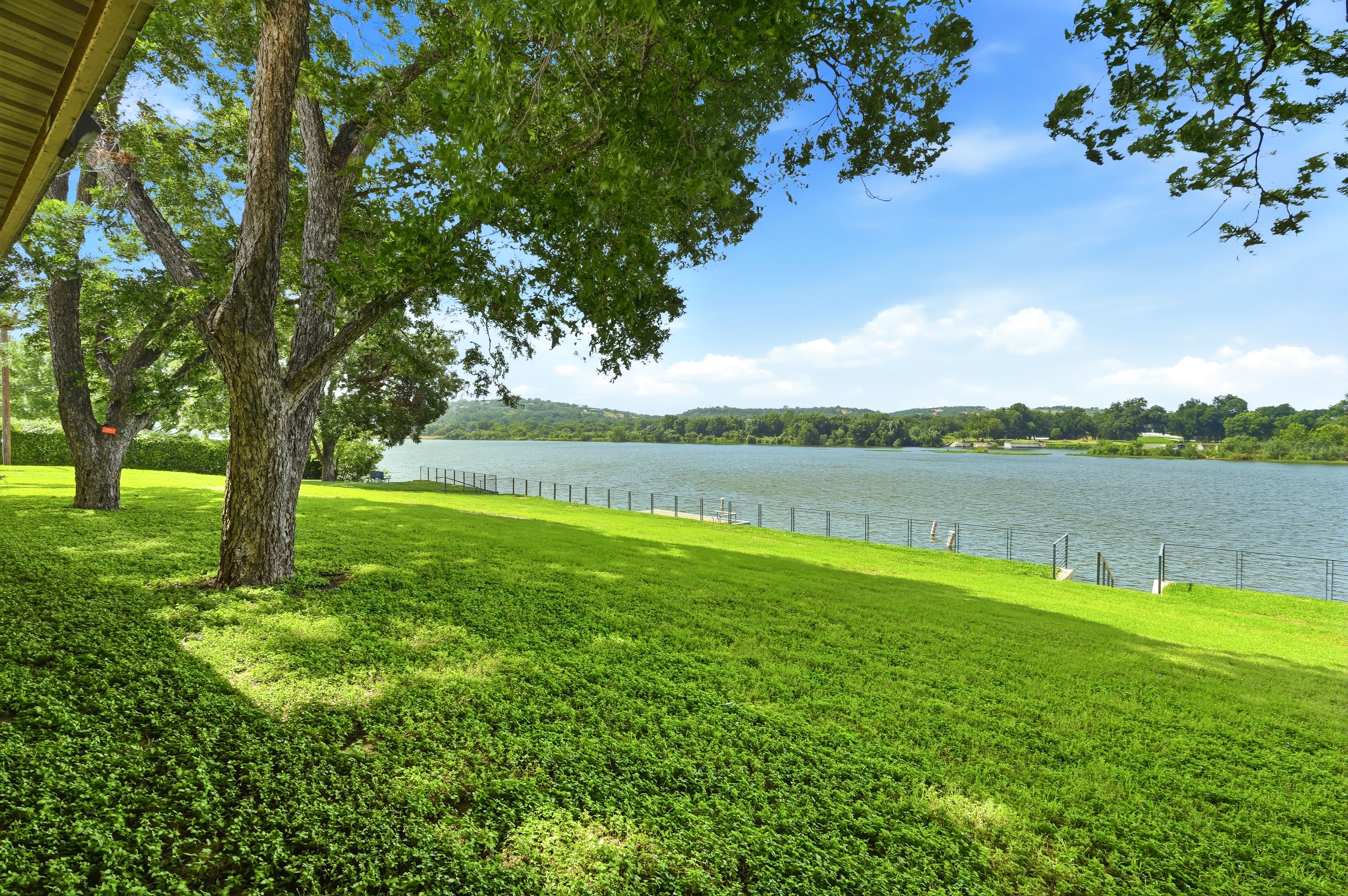  Gated Golf & Lake Community Home in Meadowlakes  Backs to Ranch - 物件實景