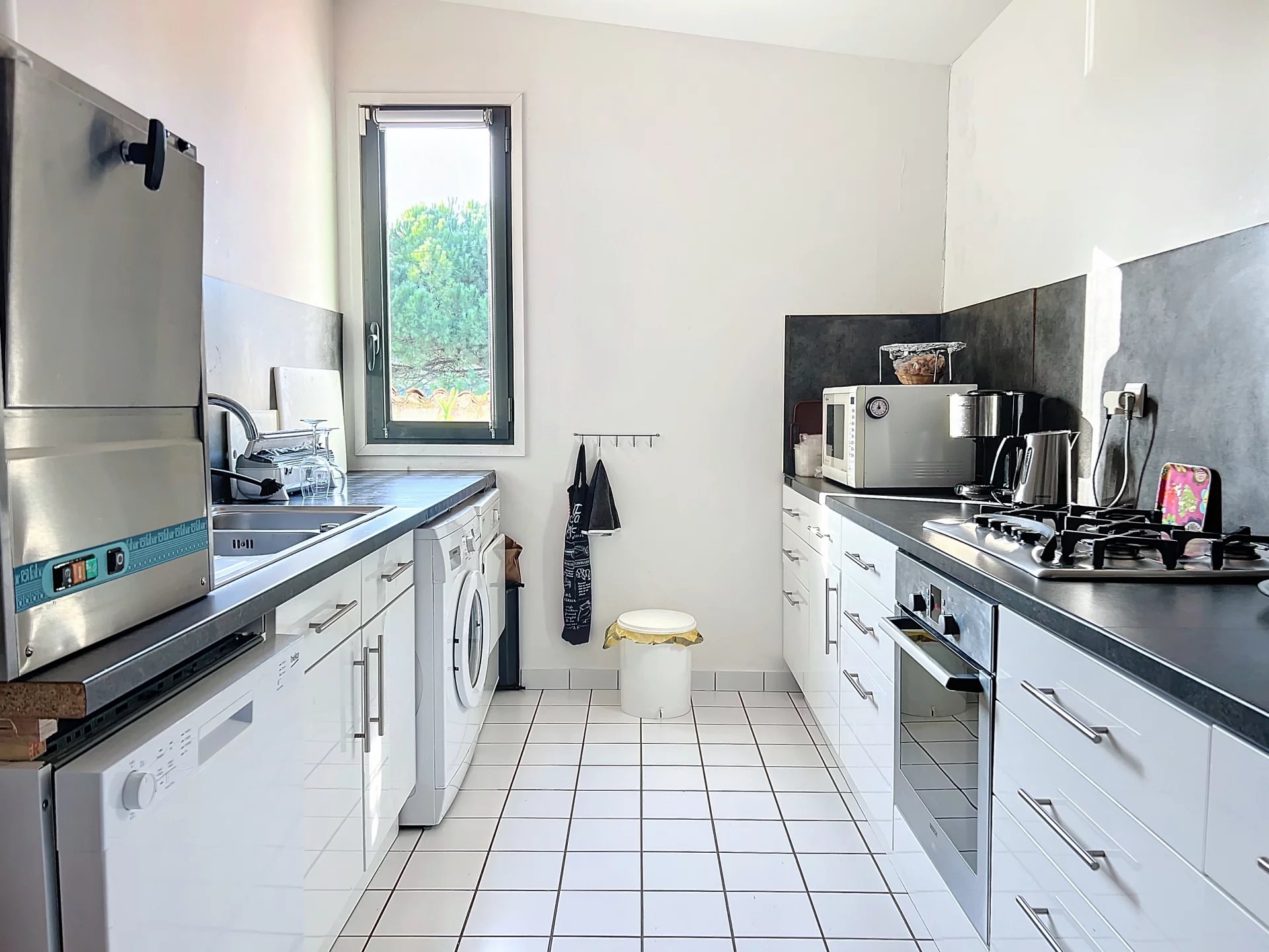 Saintes, New Aquitaine, 17100, FR, 3 Bedrooms Bedrooms, ,4 BathroomsBathrooms,Residential,For Sale,1771028