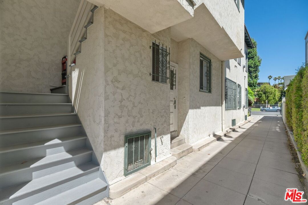 Los Angeles, California, 90019, United States, 12 Bedrooms Bedrooms, ,Residential,For Sale,1885364