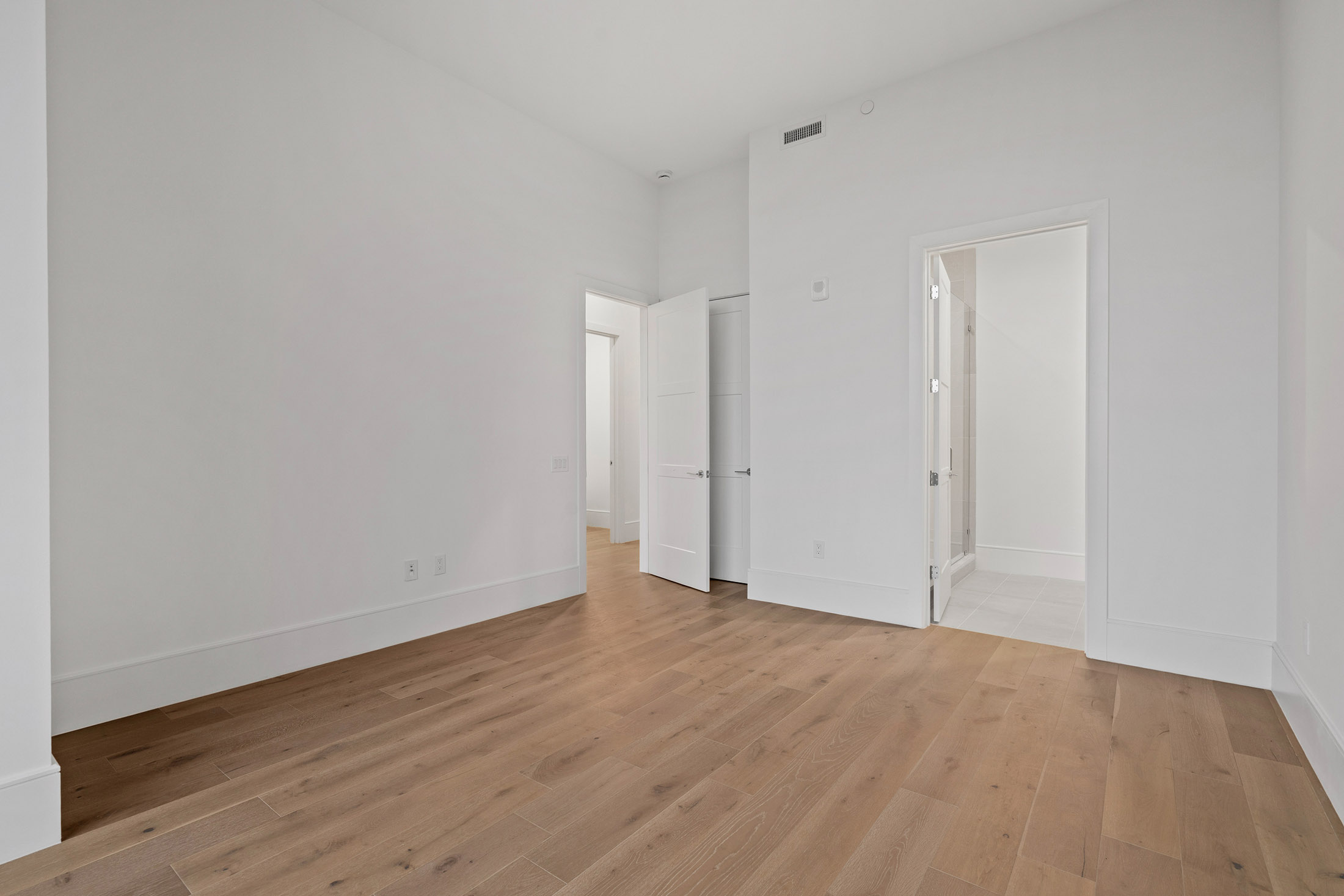  Stunning 17th Floor Corner Unit with Architectural Upgrades - 物件實景