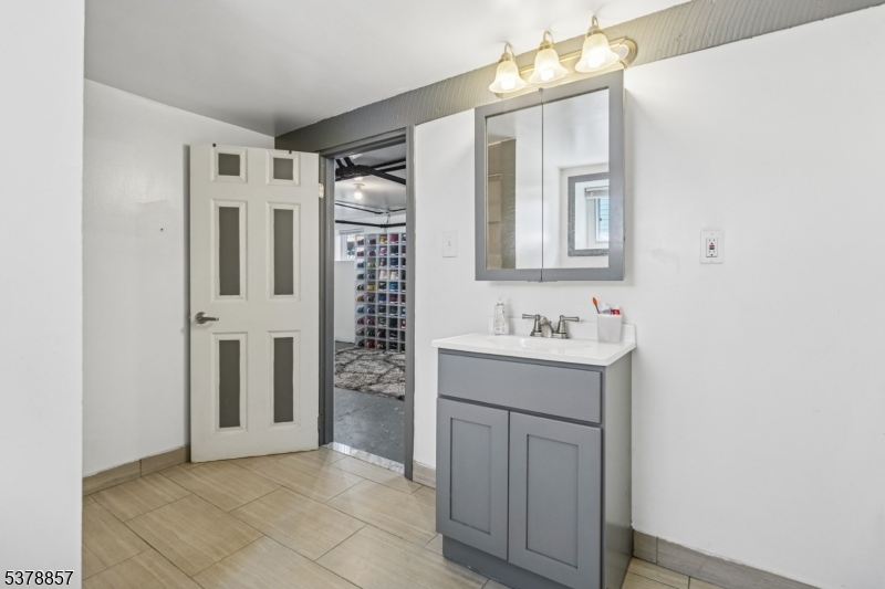 Belleville Twp., New Jersey, 07109, United States, 4 Bedrooms Bedrooms, ,2 BathroomsBathrooms,Residential,For Sale,1988338