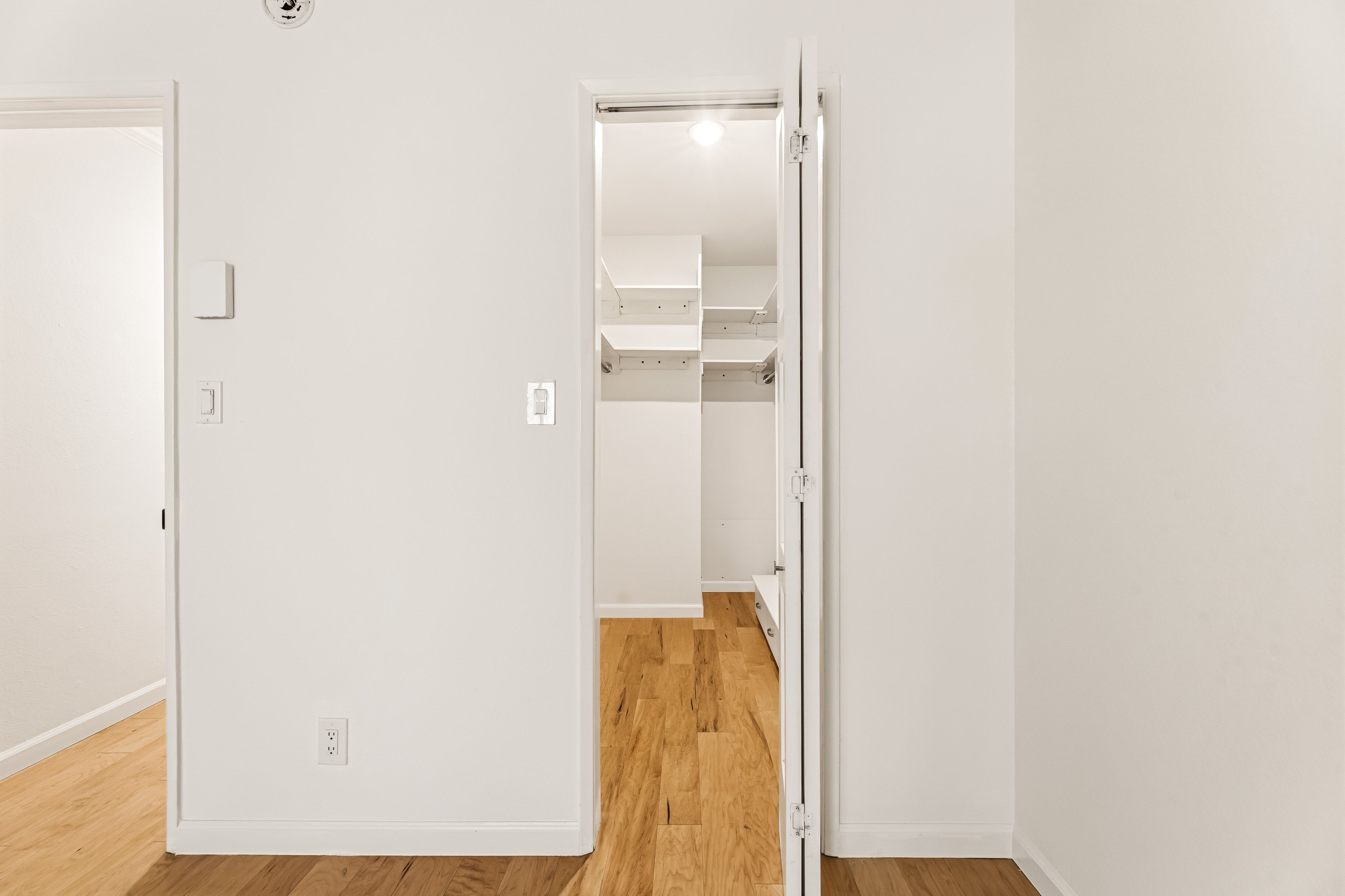  2320 S Bentley Ave - 物件實景