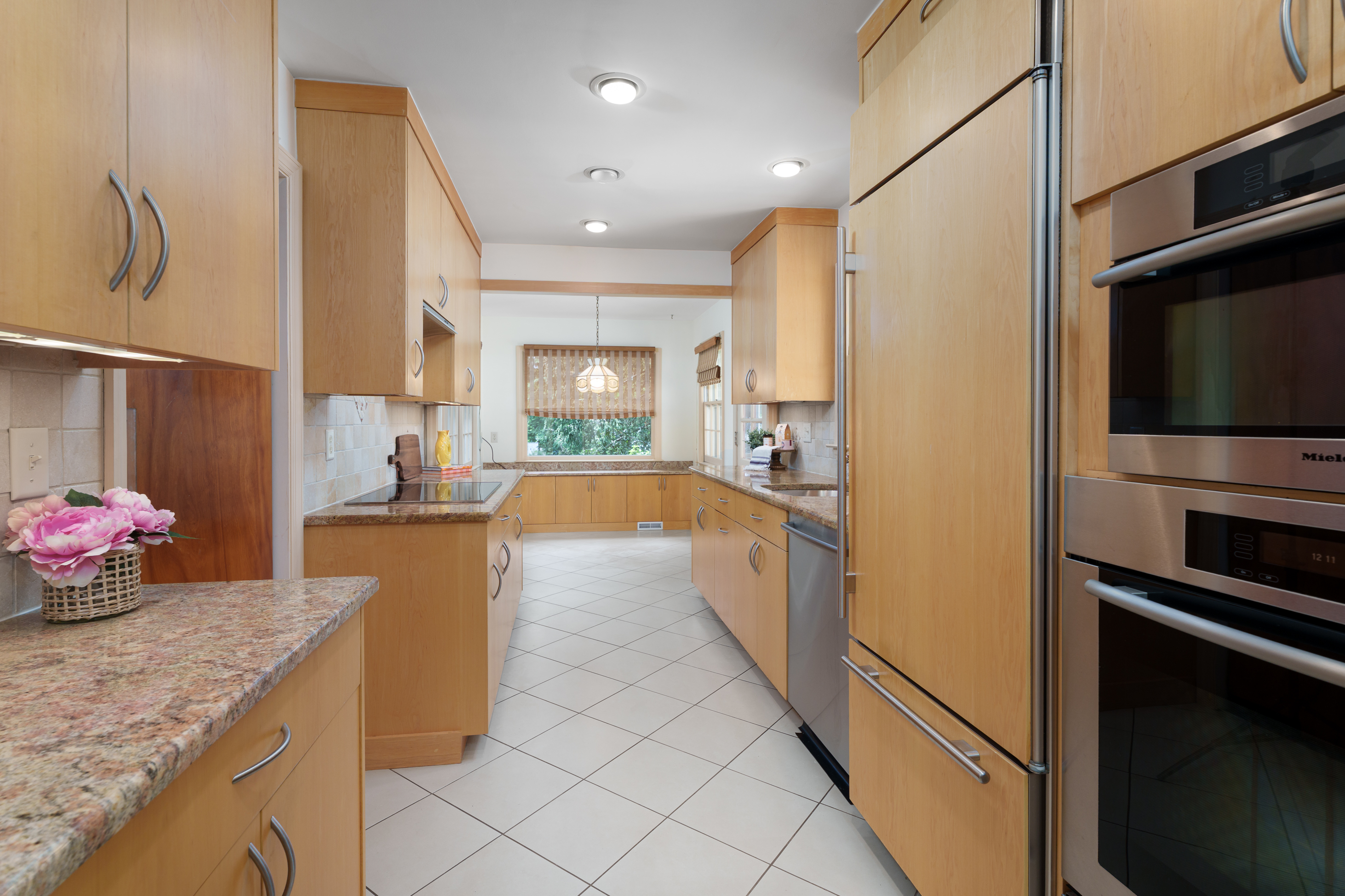  Spacious Multi-Level Home Featuring a Stylish European-Inspired Kitchen - 物件實景