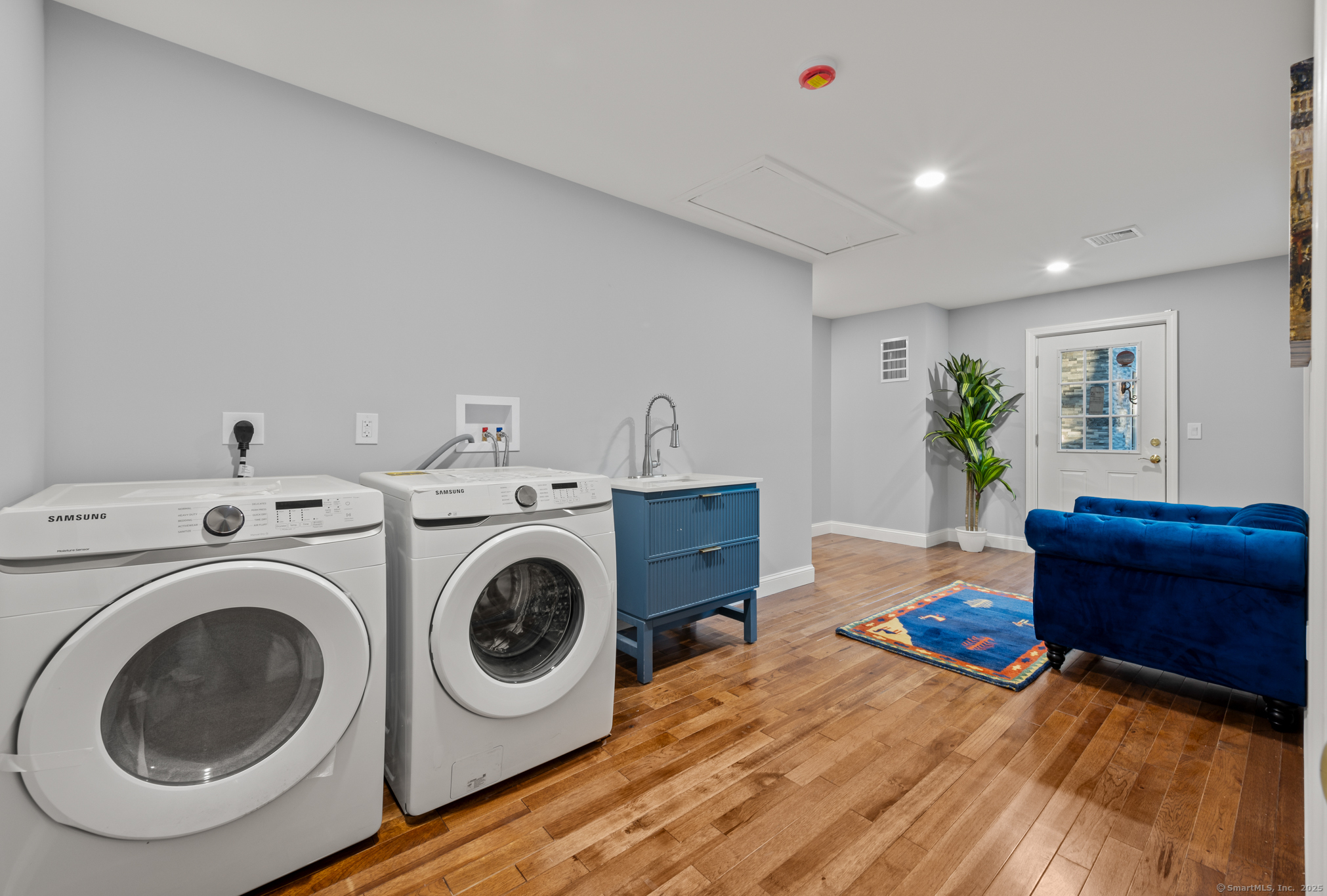 Simsbury, Connecticut, 06092, United States, 4 Bedrooms Bedrooms, ,3 BathroomsBathrooms,Residential,For Sale,1872405