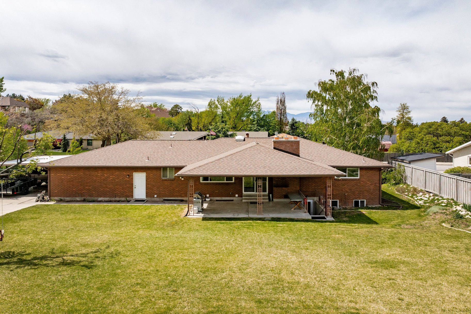 Classic Brick Rambler in Quiet Golf Community - 物件實景