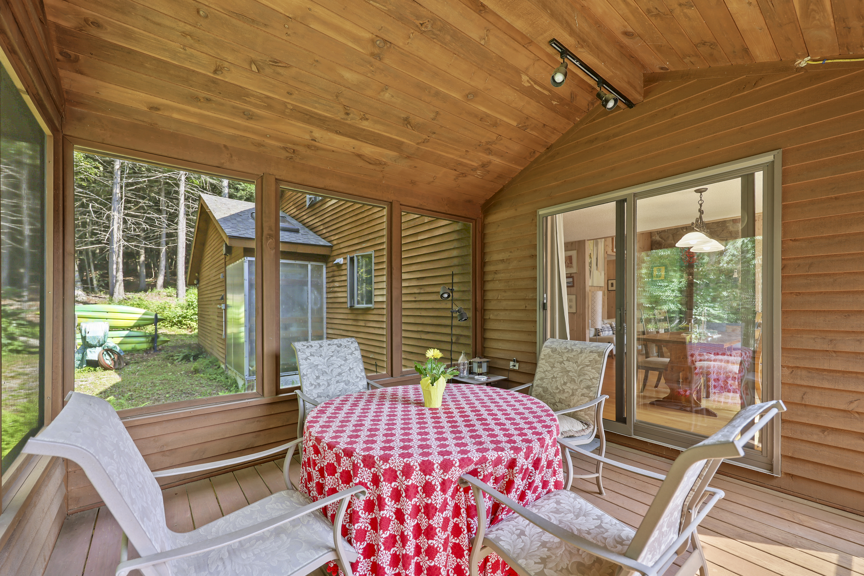  BUCOLIC COUNTRY SANCTUARY WITH MAJESTIC STONE FIREPLACE & DISTANT VIEWS - 物件實景