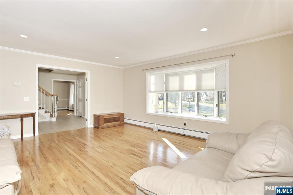 Paramus, New Jersey, 07652, United States, 5 Bedrooms Bedrooms, ,4 BathroomsBathrooms,Residential,For Sale,2001740