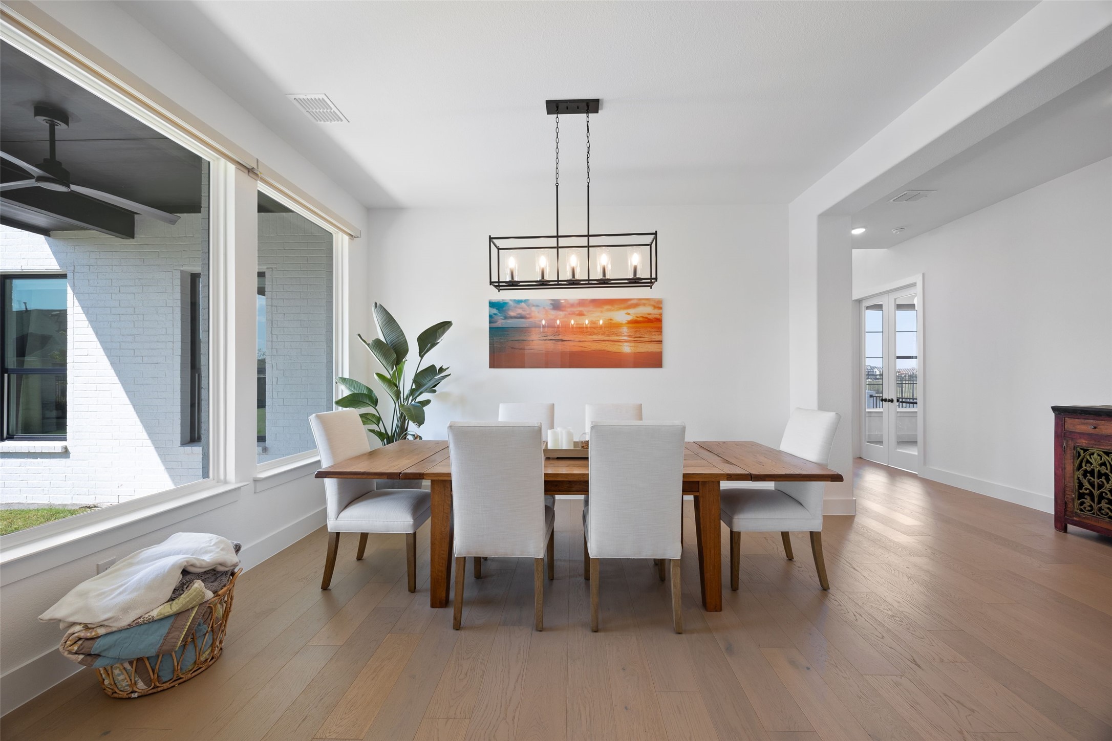 Arlington, Texas, 76005, United States, 4 Bedrooms Bedrooms, ,5 BathroomsBathrooms,Residential,For Sale,1963116