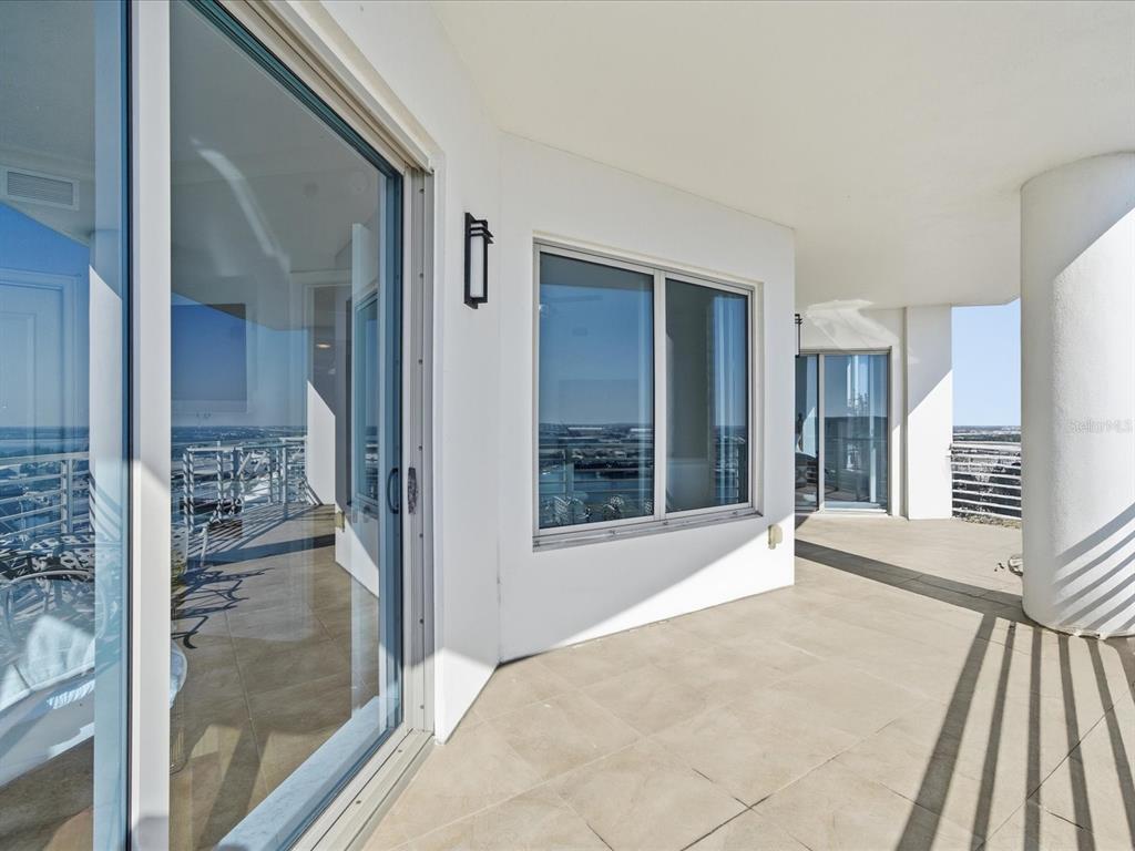 Tampa, Florida, 33602, United States, 2 Bedrooms Bedrooms, ,3 BathroomsBathrooms,Residential,For Sale,2003019