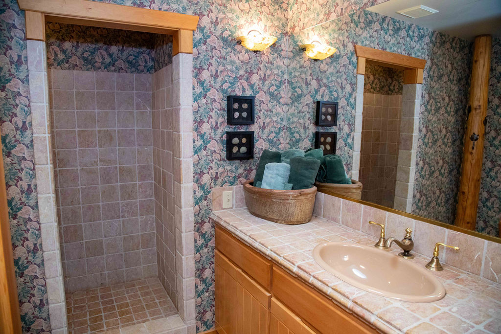 Hope, Idaho, 83836, United States, 3 Bedrooms Bedrooms, ,3 BathroomsBathrooms,Residential,For Sale,1975578