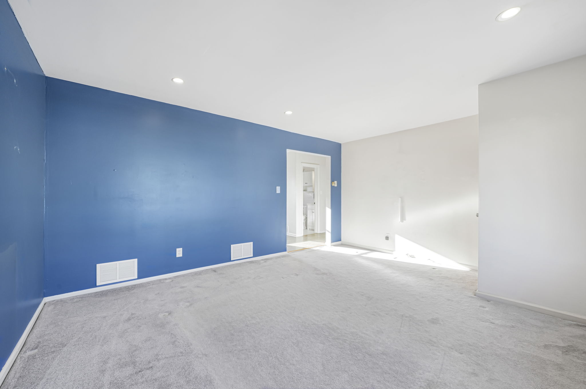 Elmwood Park, New Jersey, 07407, United States, 4 Bedrooms Bedrooms, ,2 BathroomsBathrooms,Residential,For Sale,2009645