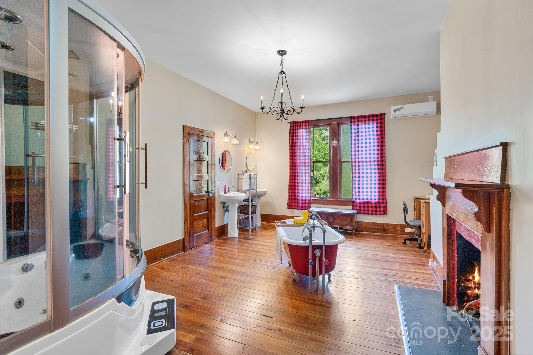 Hendersonville, North Carolina, 28739, United States, 6 Bedrooms Bedrooms, ,5 BathroomsBathrooms,Residential,For Sale,1825253