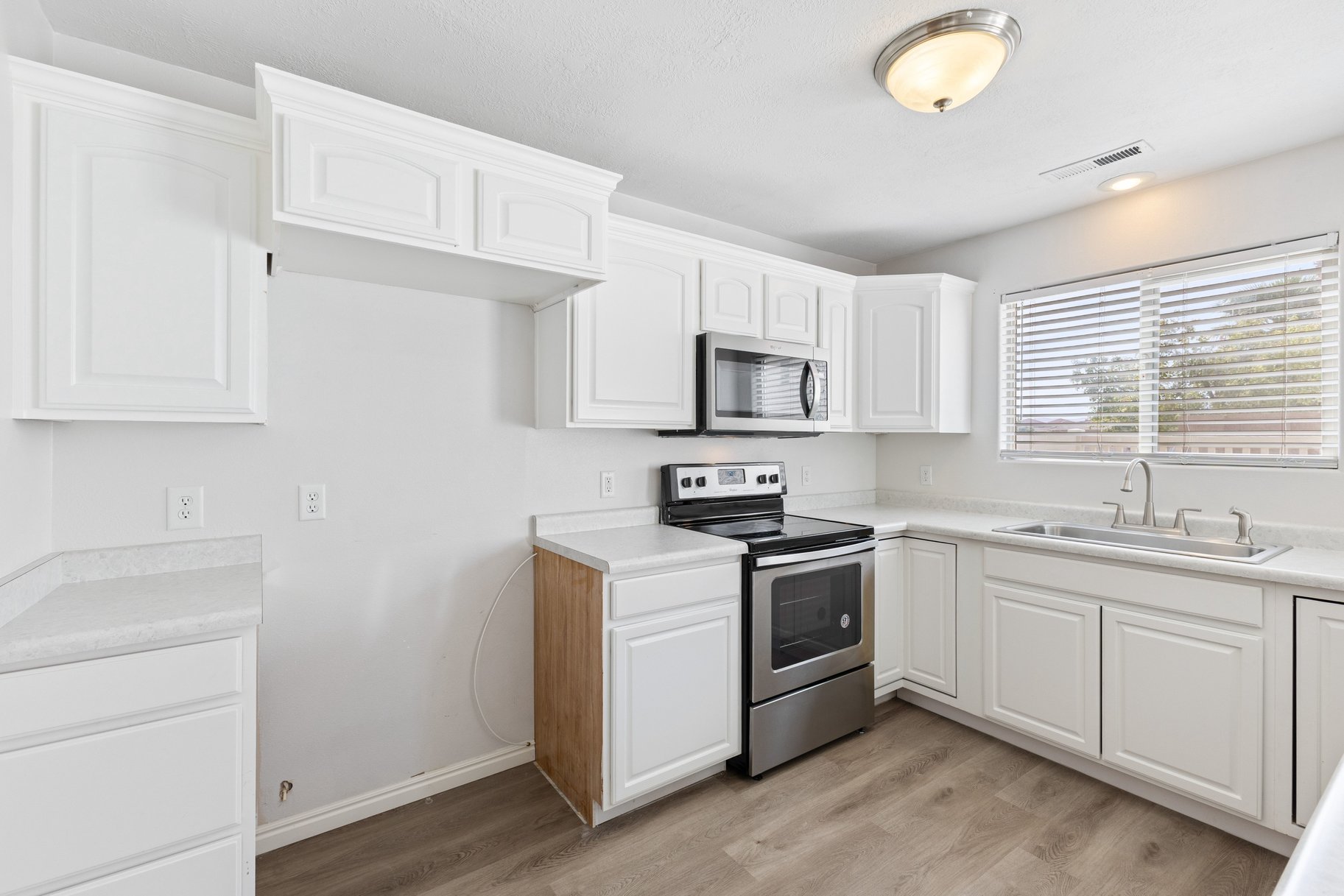  Private End Unit Townhome Near College, Hospital & Shopping – Move-In Ready - 物件實景