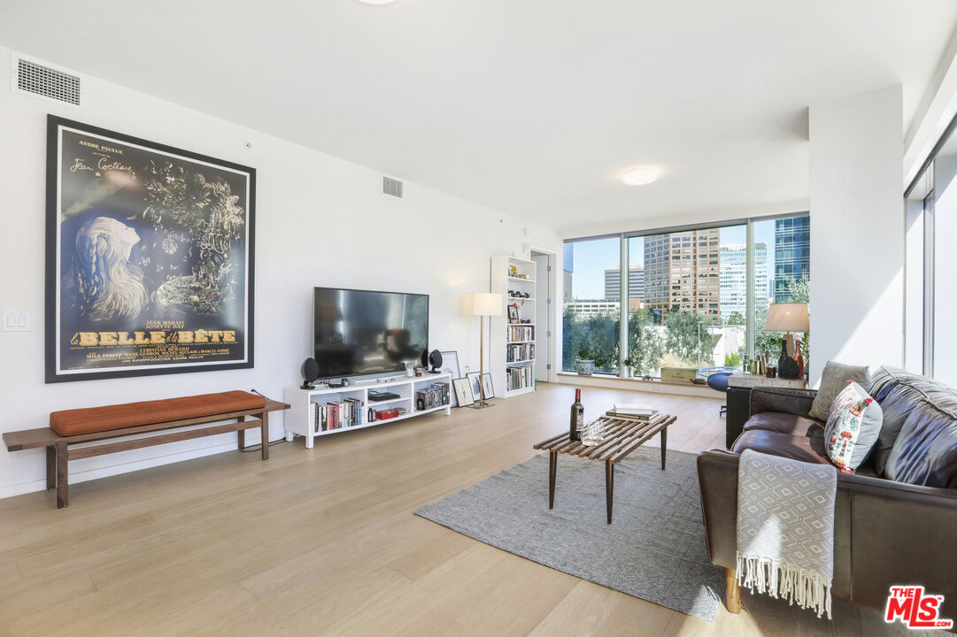 Los Angeles, California, 90017, United States, 1 Bedroom Bedrooms, ,2 BathroomsBathrooms,Residential,For Sale,1987856