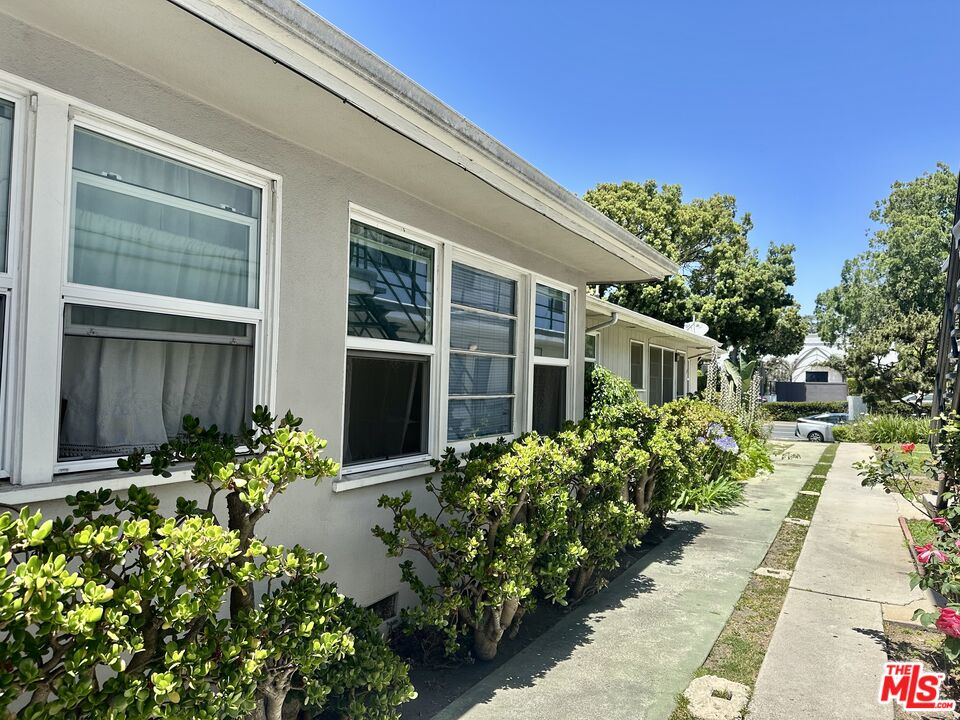 Los Angeles, California, 90066, United States, 7 Bedrooms Bedrooms, ,Residential,For Sale,1867047