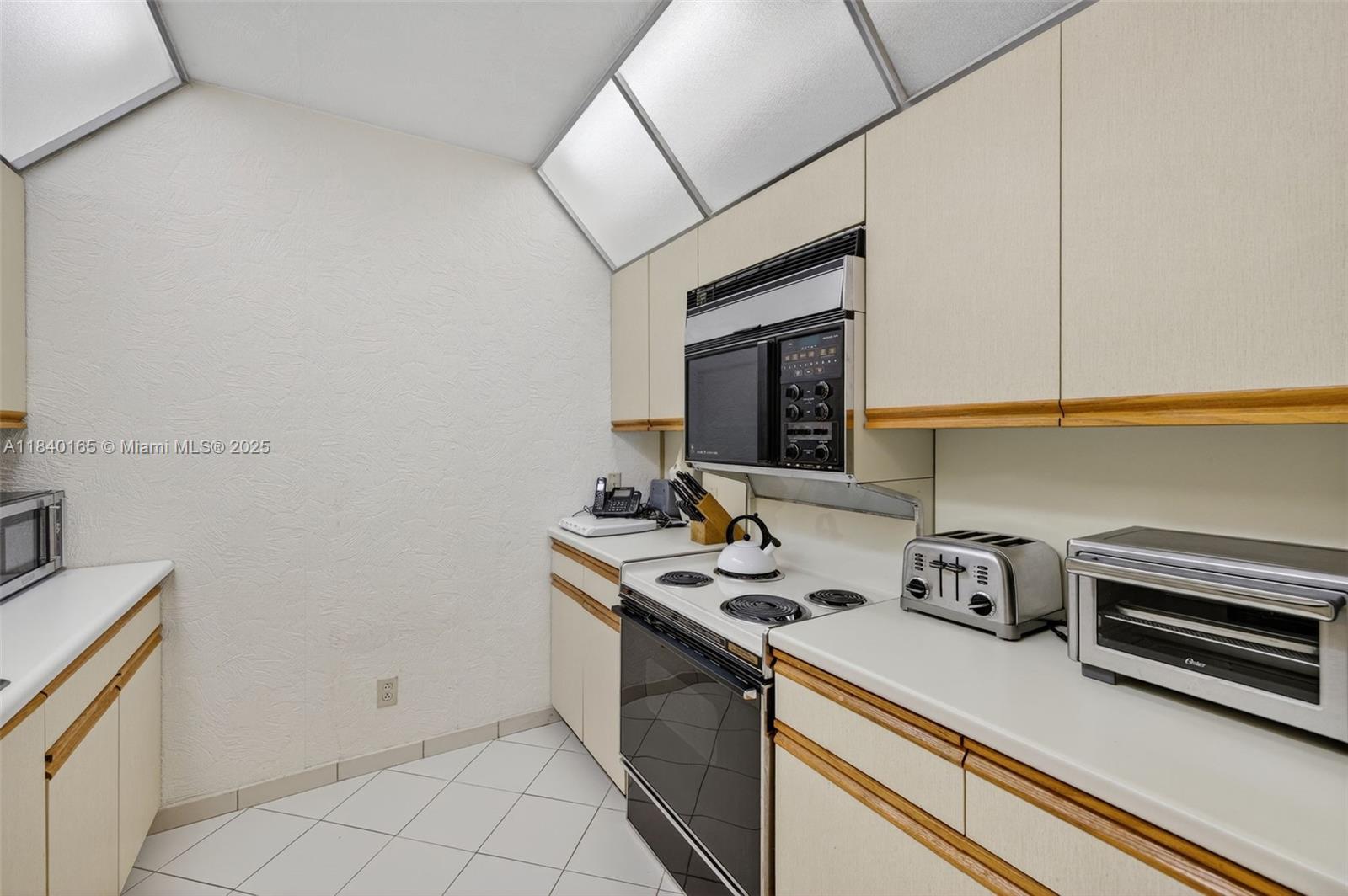 Aventura, Florida, 33180, United States, 2 Bedrooms Bedrooms, ,2 BathroomsBathrooms,Residential,For Sale,1897536