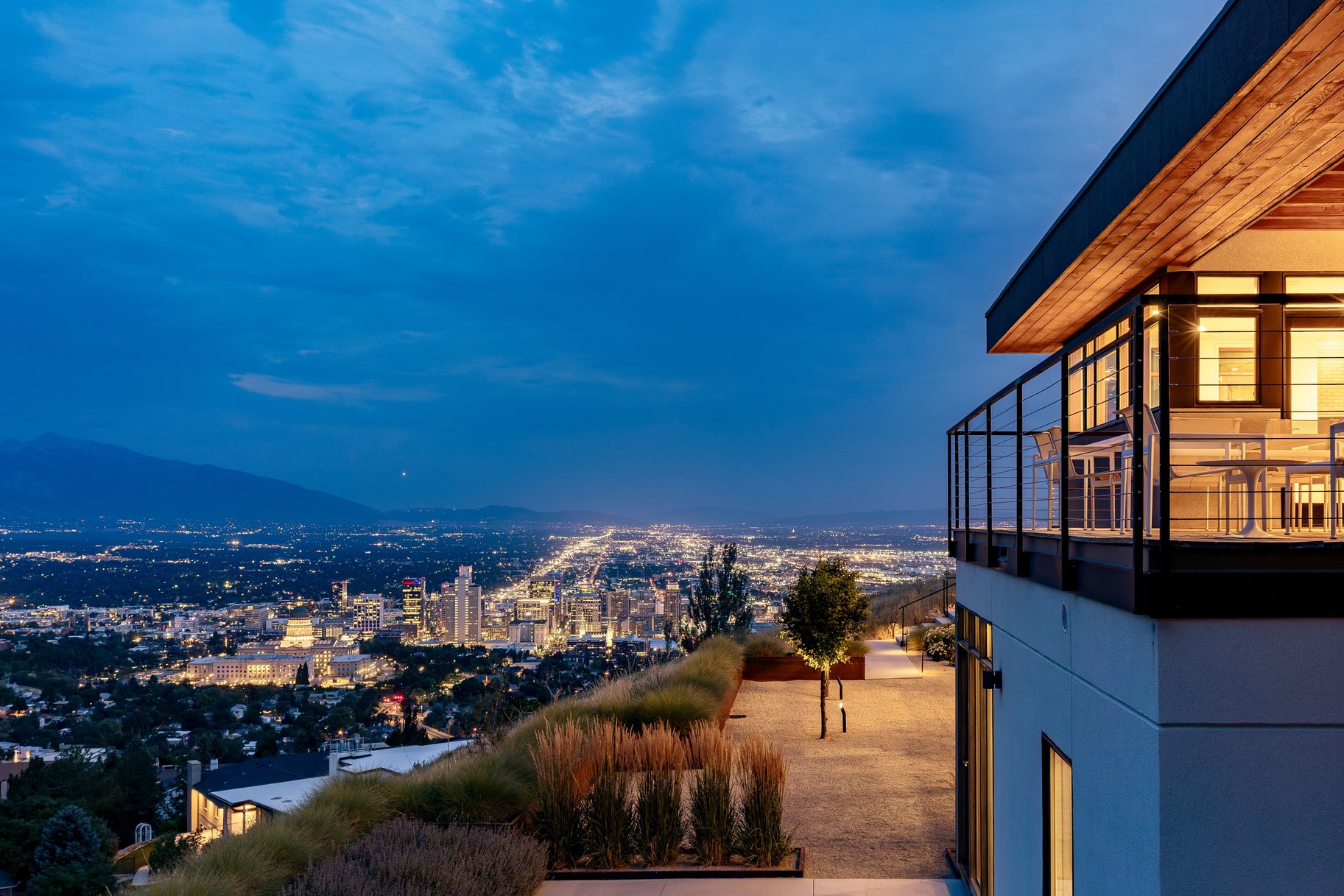  Stunning Contemporary Home with Commanding Views - 物件實景