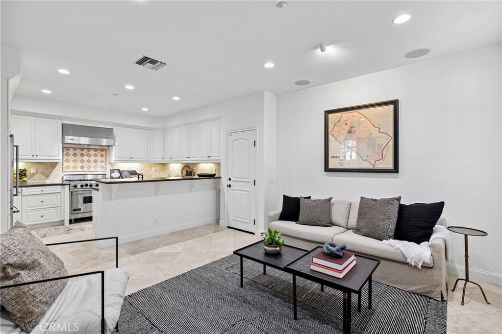 Newport Beach, California, 92663, United States, 3 Bedrooms Bedrooms, ,3 BathroomsBathrooms,Residential,For Sale,1992084