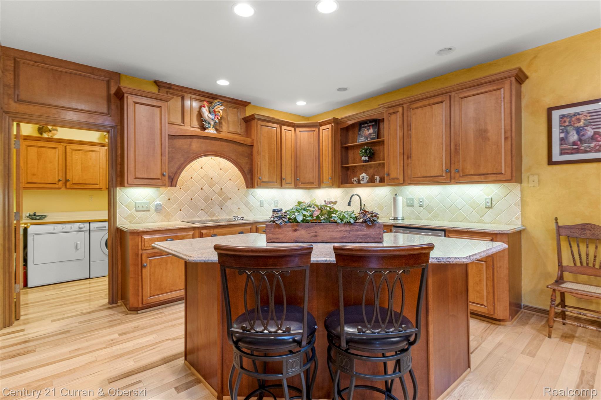 Shelby Charter Township, Michigan, 48316, United States, 2 Bedrooms Bedrooms, ,4 BathroomsBathrooms,Residential,For Sale,1977088