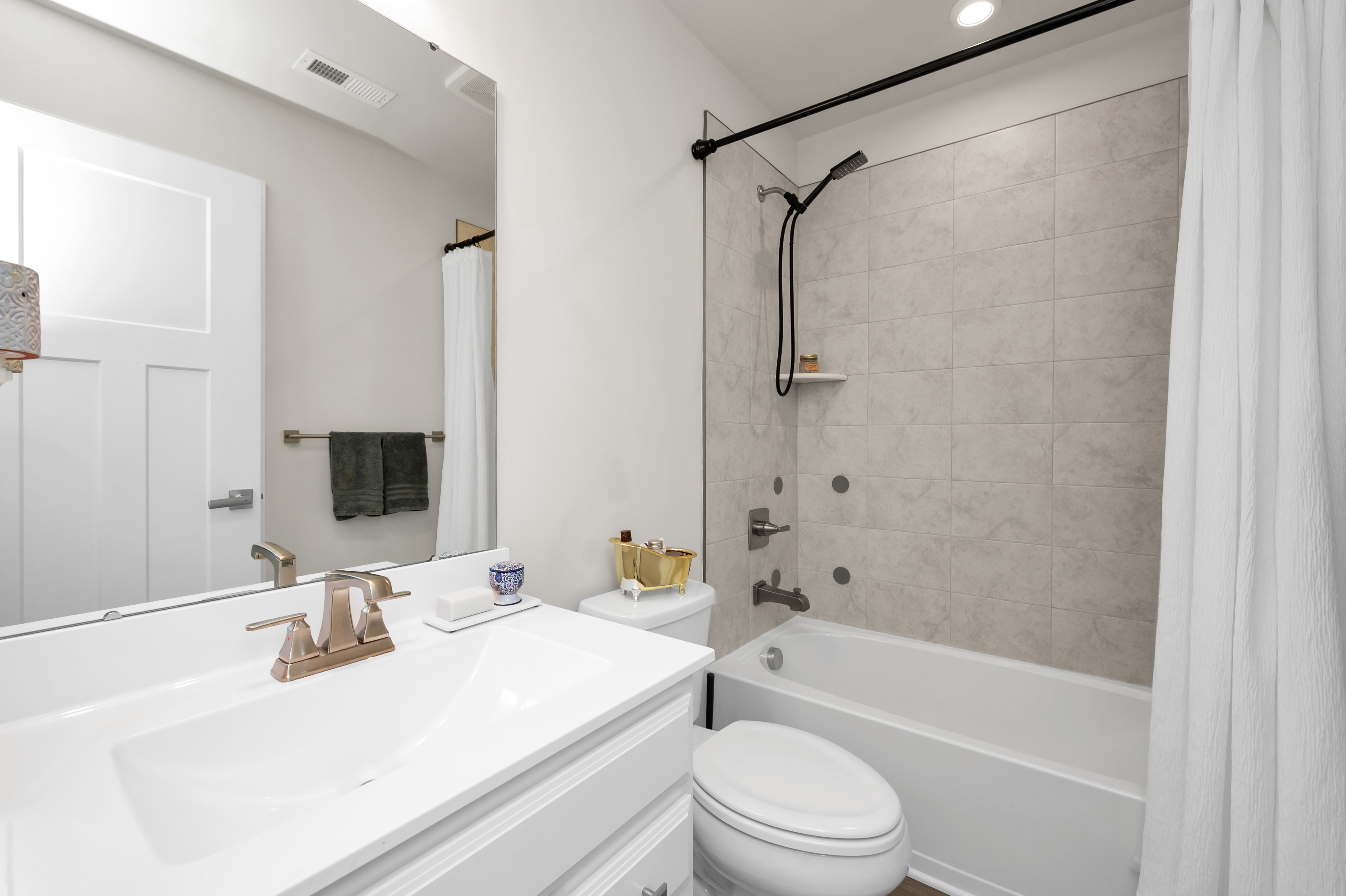  3-Bedroom, 2 full & 2 ½-Bath Townhome at Anchors @Glassworks - 物件實景