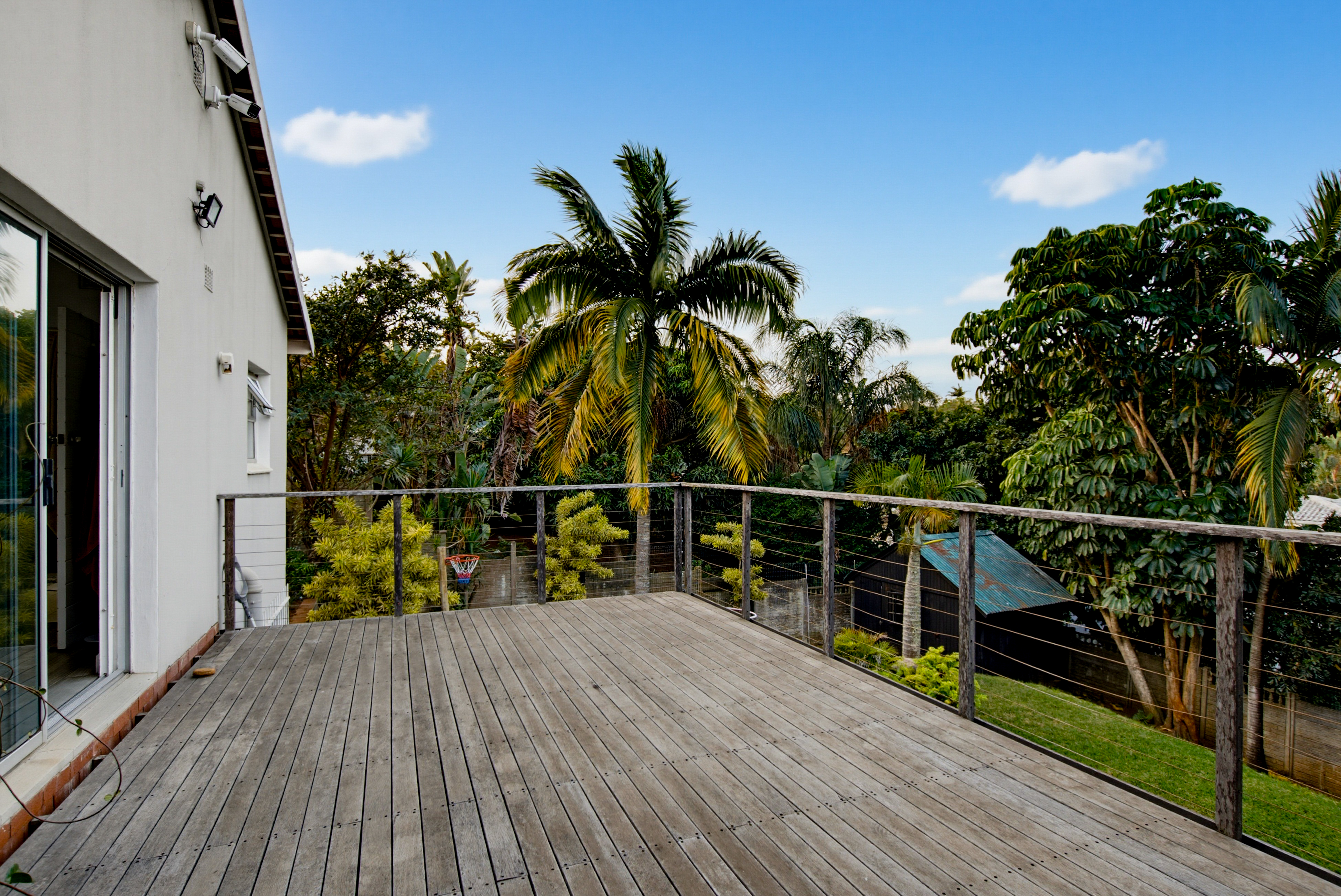  Spacious 5 Bedroom Split-Level Family Home with Pool - 物件實景