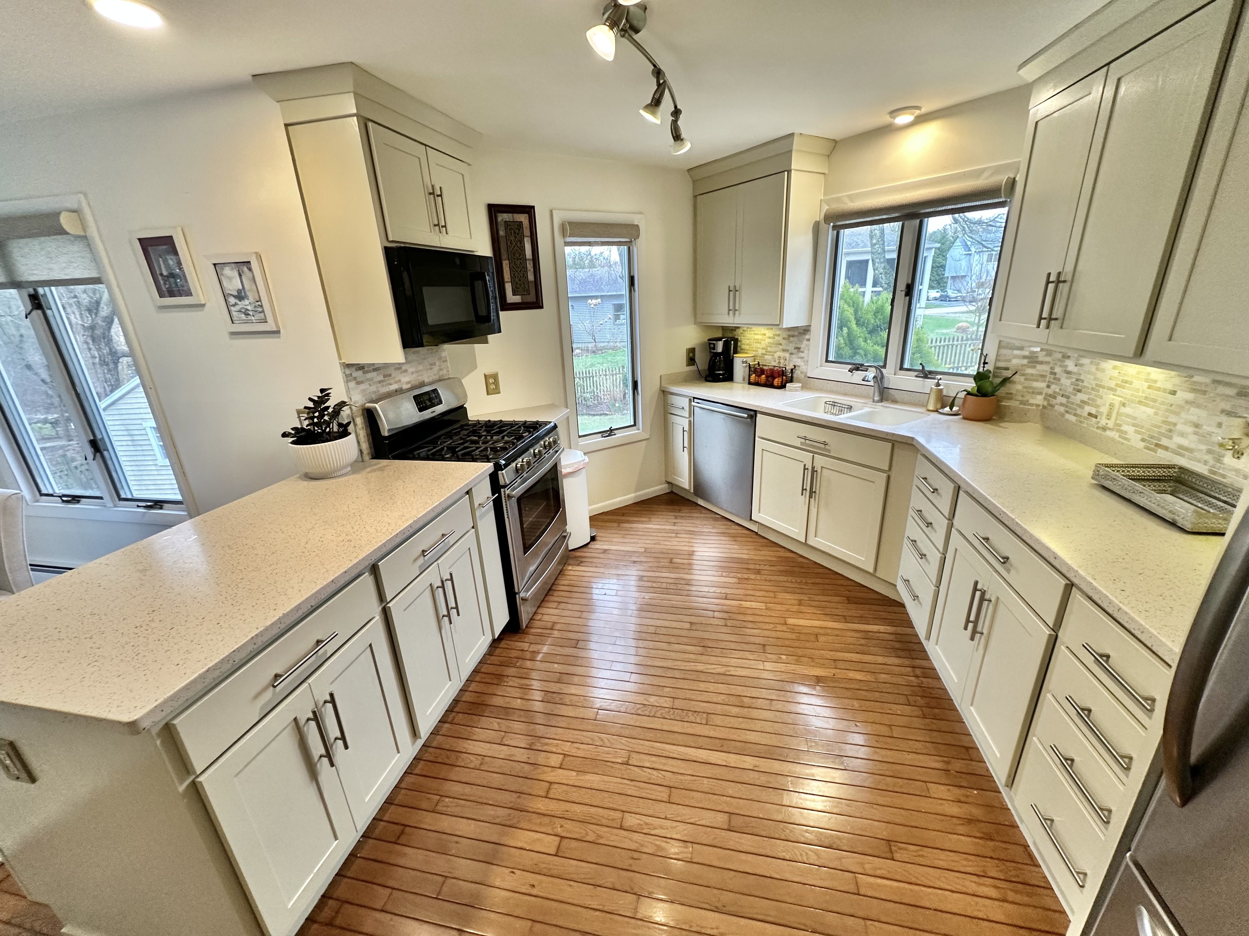Narragansett, Rhode Island, 02882, United States, 4 Bedrooms Bedrooms, ,2 BathroomsBathrooms,Residential,For Sale,2049265