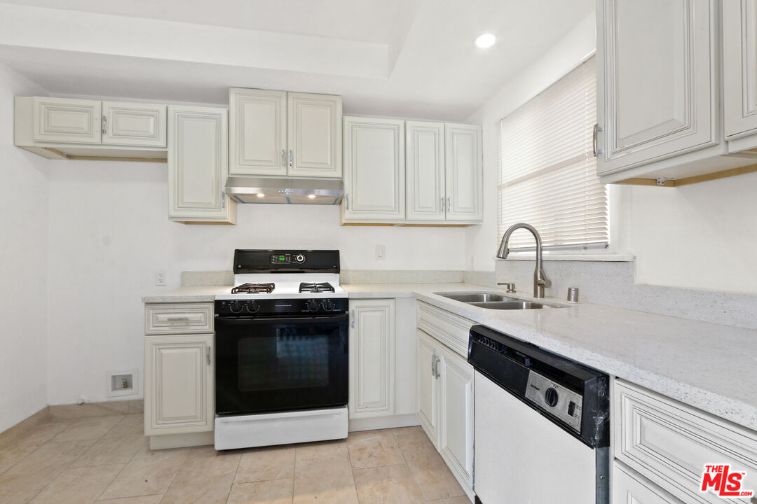 Los Angeles, California, 90035, United States, 5 Bedrooms Bedrooms, ,Residential,For Sale,1907143