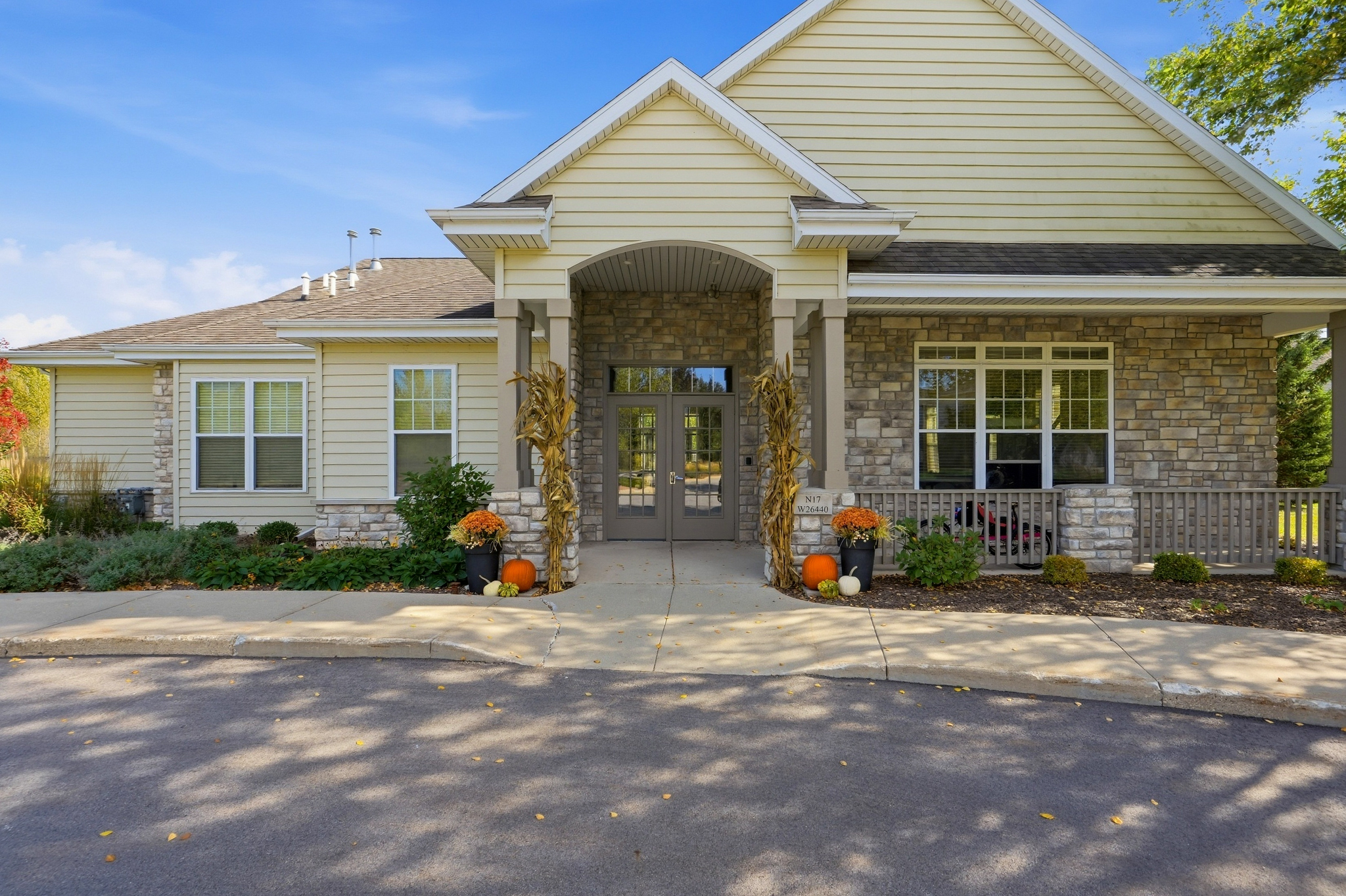  Pewaukee Condo with Scenic Pond Views & Resort Amenities - 物件實景