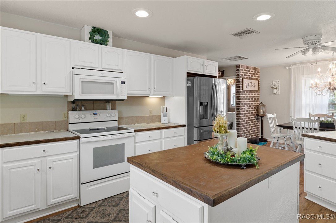 Crystal River, Florida, 34428, United States, 3 Bedrooms Bedrooms, ,3 BathroomsBathrooms,Residential,For Sale,1977079