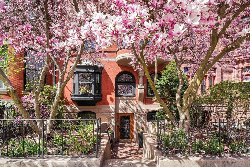 Boston, Massachusetts, 02116, United States, 3 Bedrooms Bedrooms, ,2 BathroomsBathrooms,Residential,For Sale,1810578
